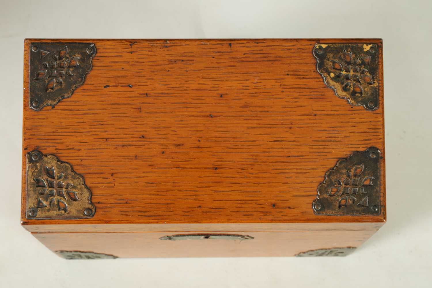 A 19TH CENTURY OAK AND BRASS MOUNTED STATIONARY BOX - Image 6 of 12