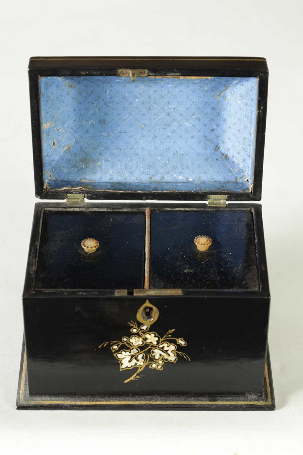 A 19TH CENTURY MOTHER OF PEARL INLAID LACQUERED TEA CADDY - Image 8 of 11