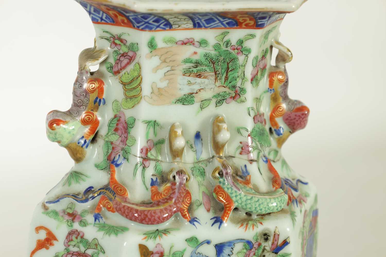 A PAIR 19TH CENTURY CHINESE CANTON FAMILLE ROSE SHAPED RECTANGULAR POLYCHROME VASES - Image 6 of 15