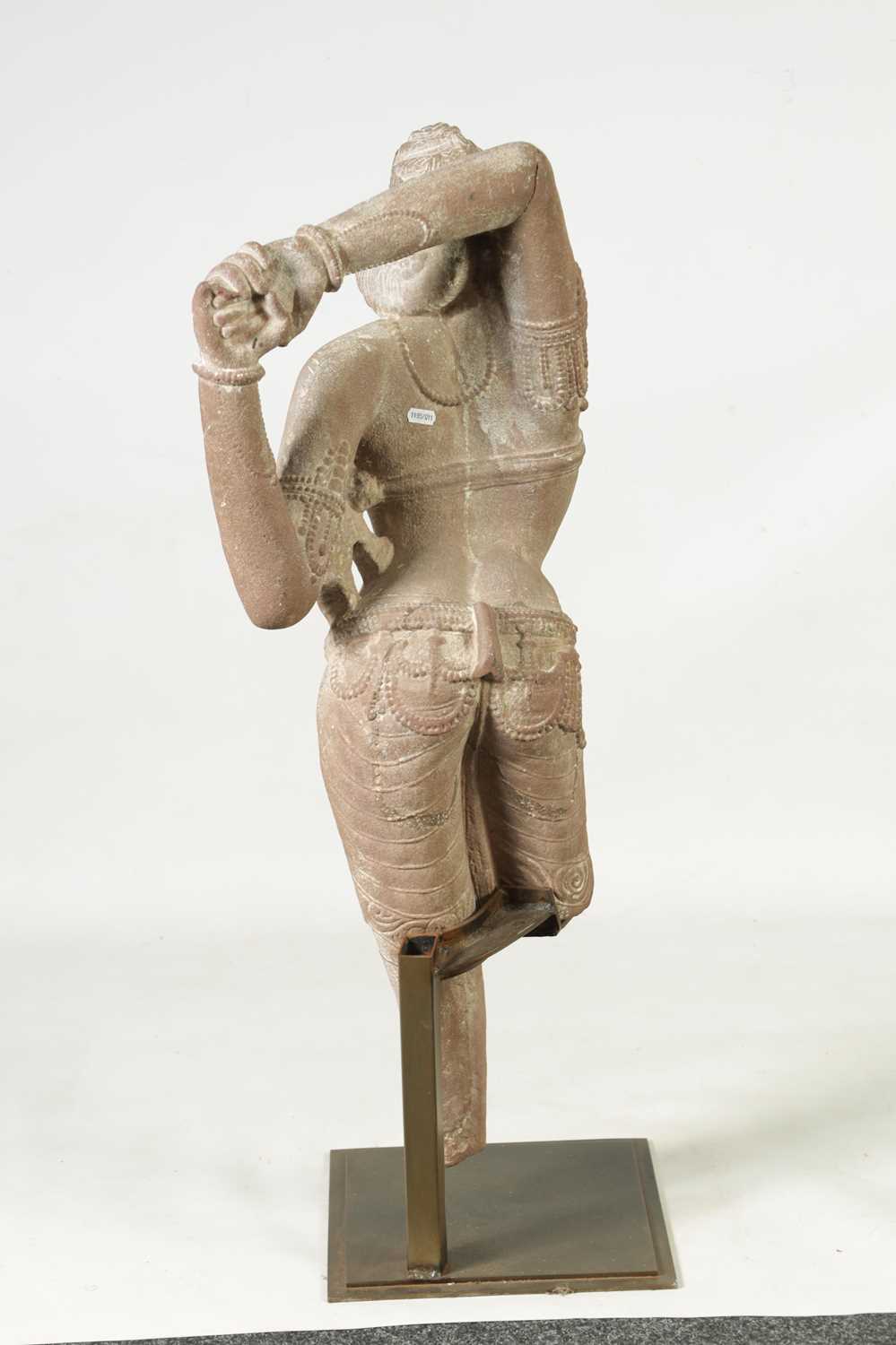 A 12TH CENTURY CARVED RED SANDSTONE NORTHERN INDIAN APSARA FIGURE - Image 6 of 14