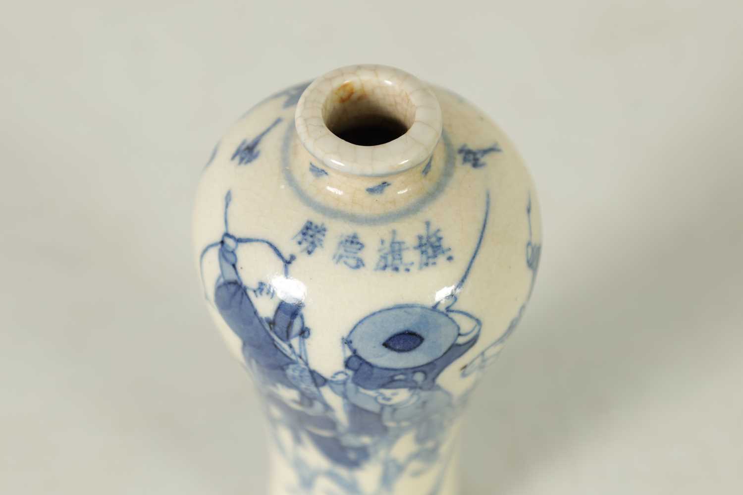 A 18TH CENTURY CHINESE MINIATURE BLUE AND WHITE INVERTED BALUSTER VASE - Image 4 of 8