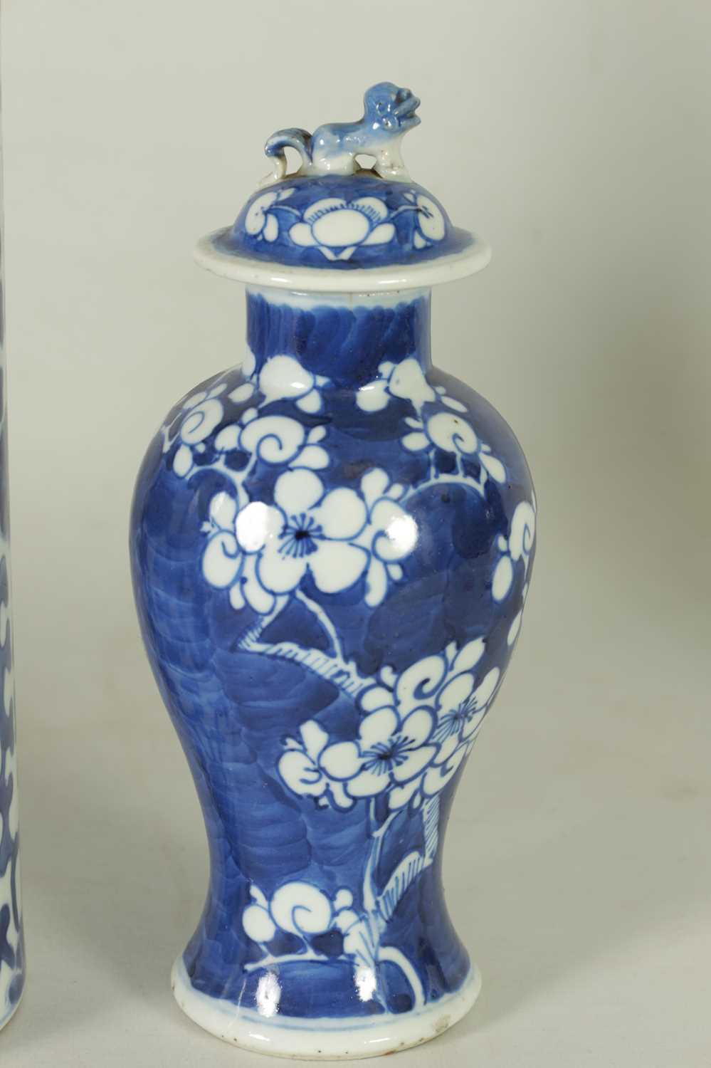 A COLLECTION OF CHINESE BLUE AND WHITE WARES - Image 8 of 16