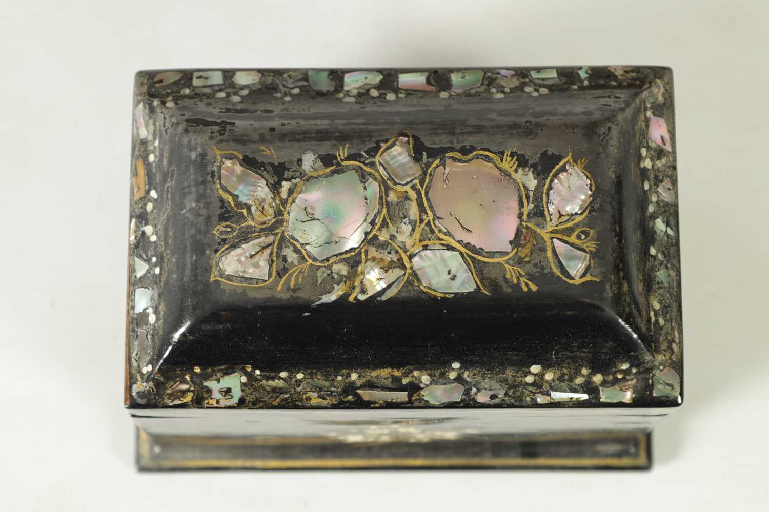 A 19TH CENTURY MOTHER OF PEARL INLAID LACQUERED TEA CADDY - Image 4 of 11