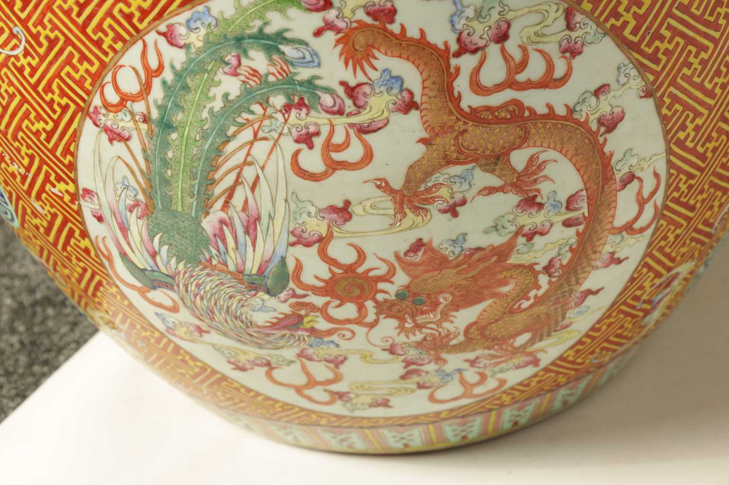 A GOOD PAIR OF 19TH CENTURY CHINESE FAMILLE ROSE PORCELAIN JARDINIÈRES - Image 7 of 25