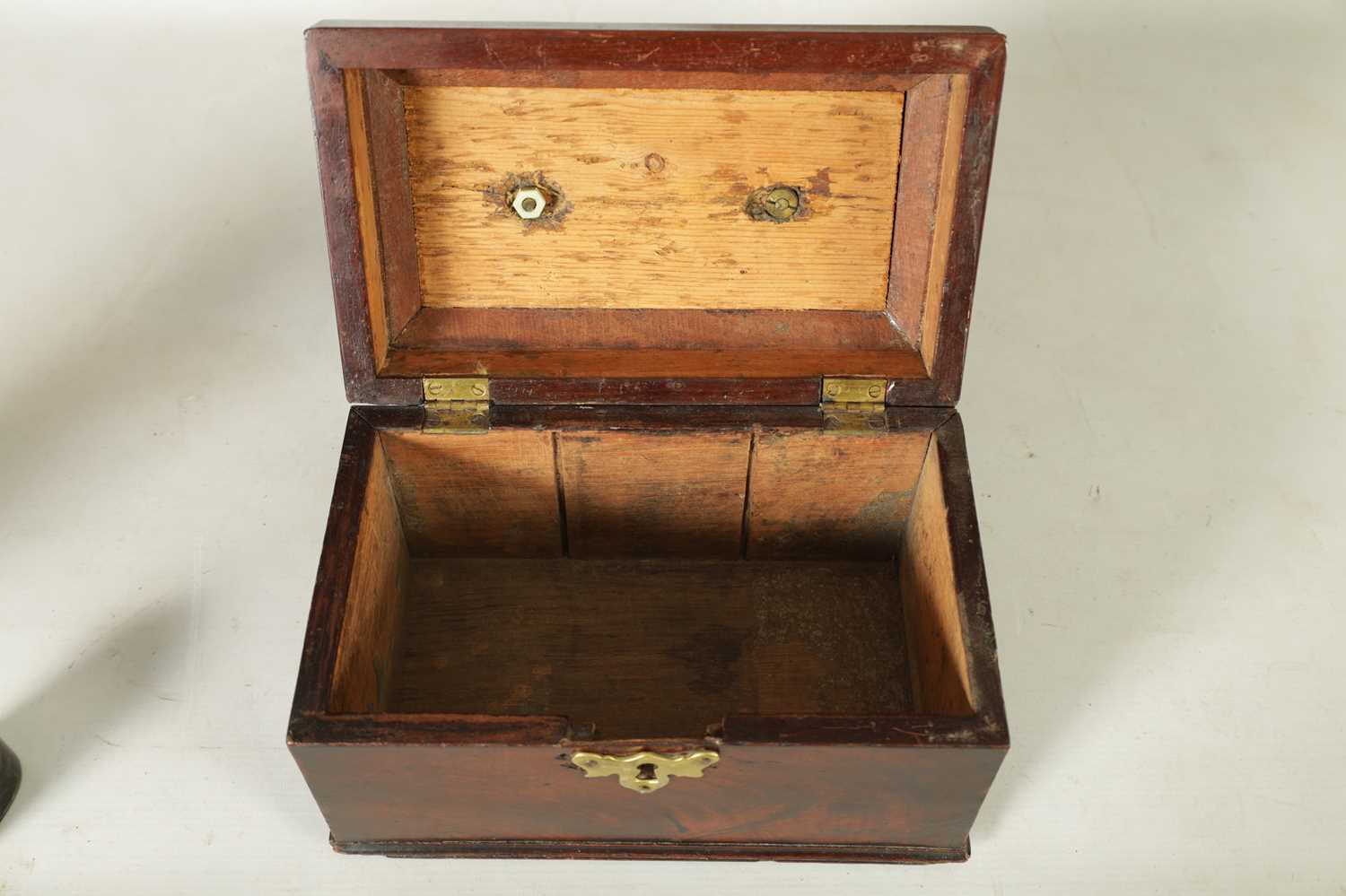 A GEORGE III MAHOGANY TEA CADDY - Image 6 of 8