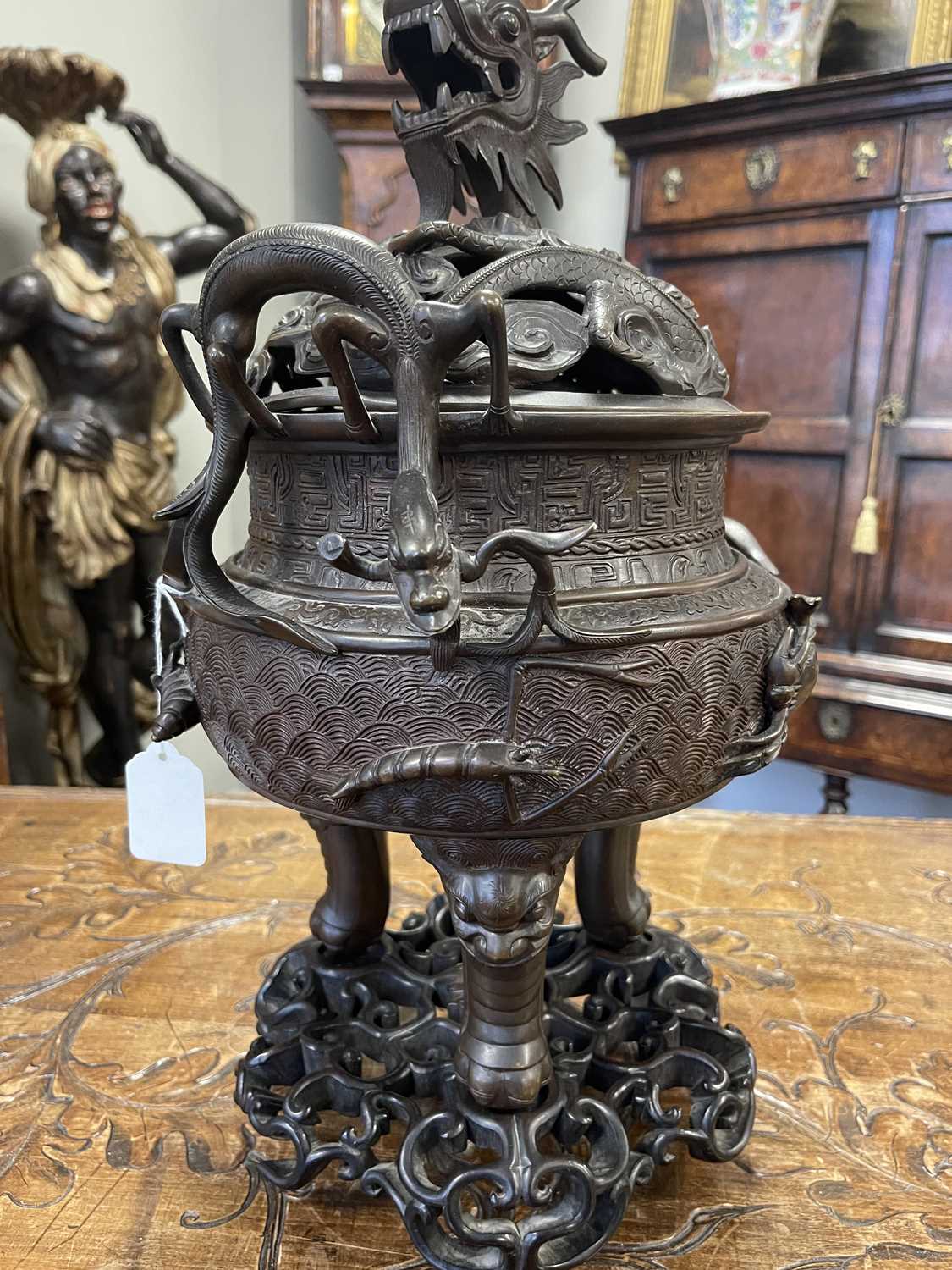 A 19TH CENTURY CHINESE BRONZE CENSER AND LID MOUNTED ON A HARDWOOD STAND - Image 21 of 31