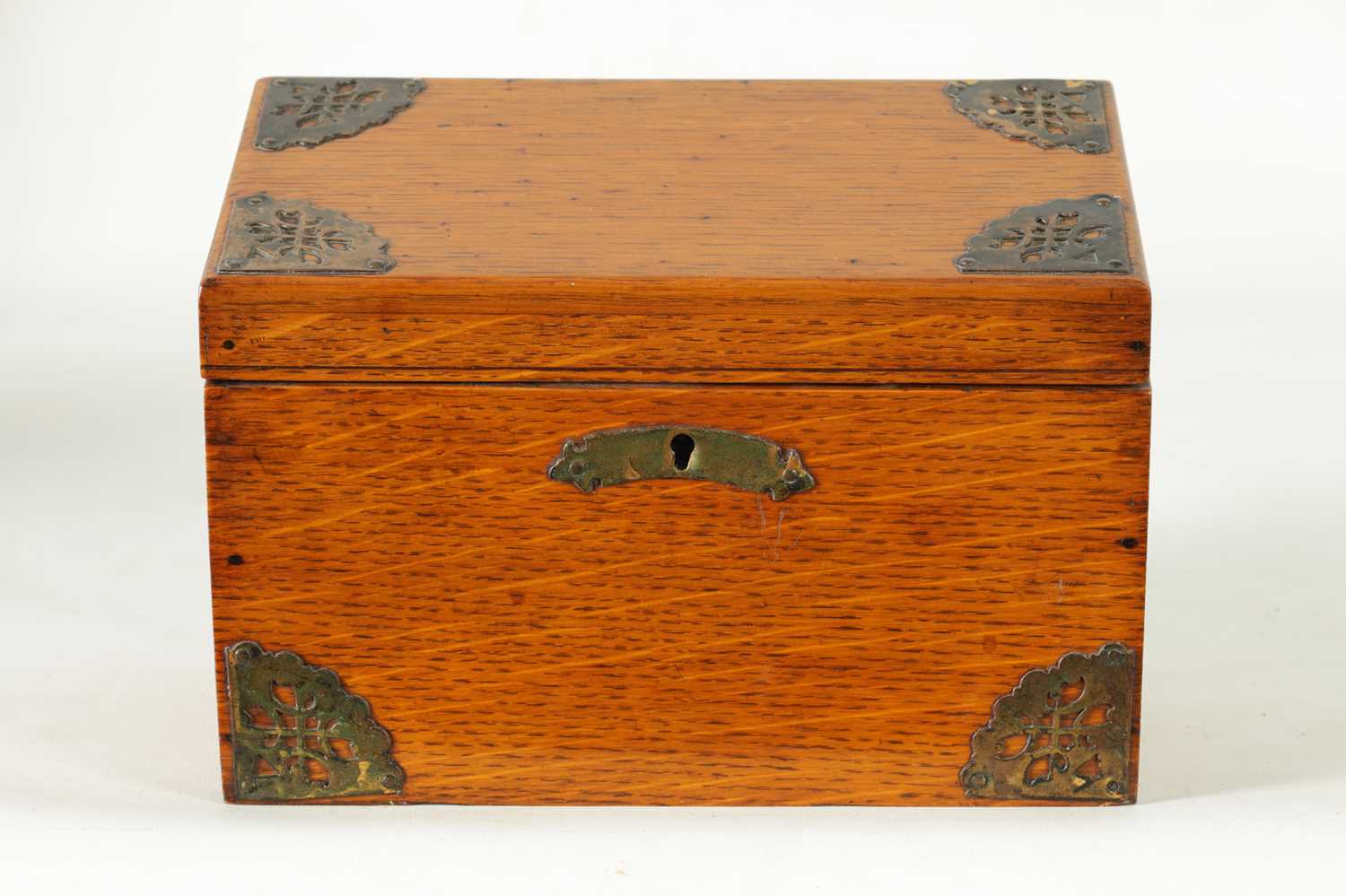 A 19TH CENTURY OAK AND BRASS MOUNTED STATIONARY BOX - Image 2 of 12