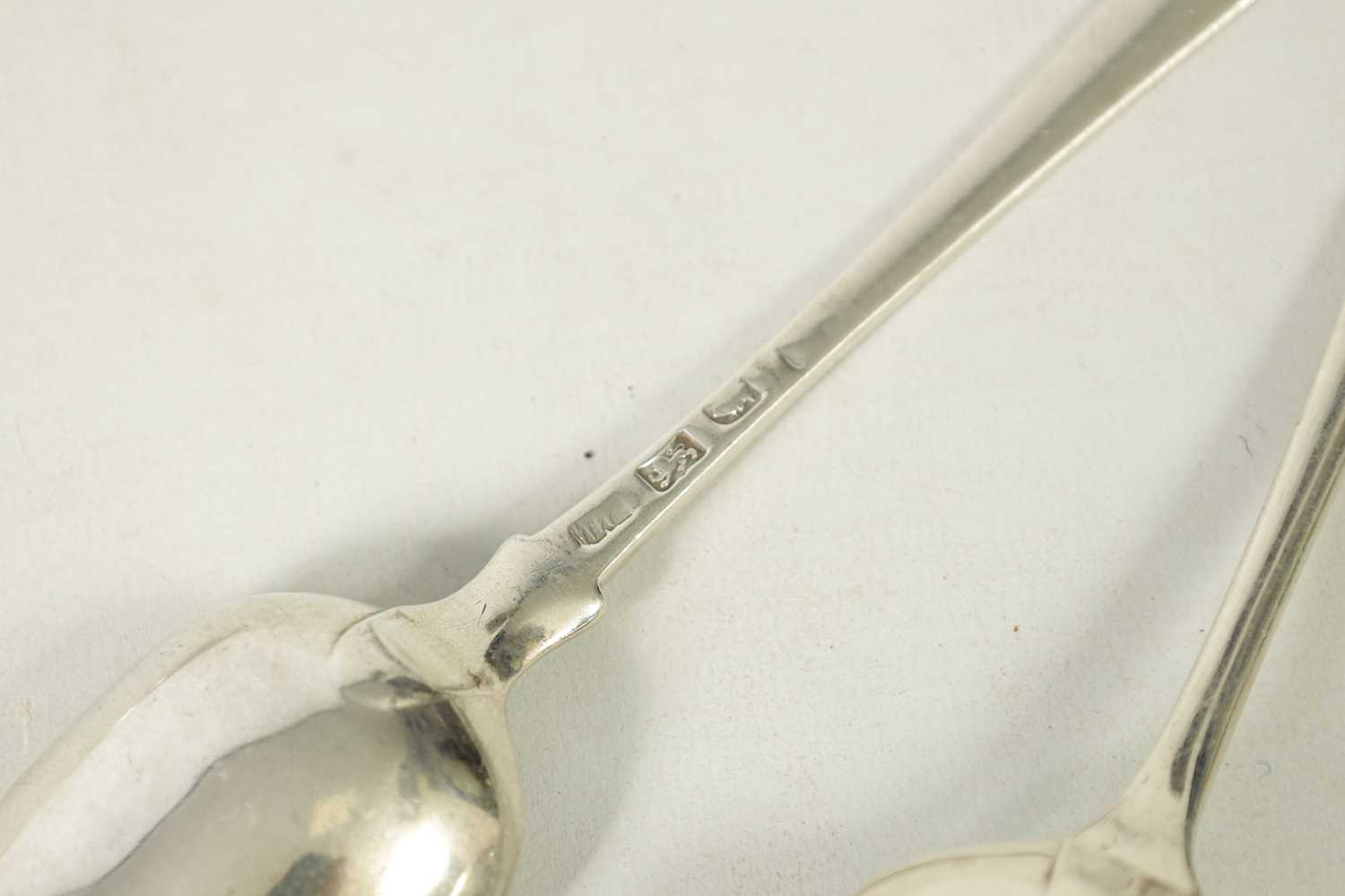 A MATCHED SET OF 11 GEORGE III OLD ENGLISH AND FIDDLE PATTERN SILVER SERVING/SOUP SPOONS - Image 7 of 7
