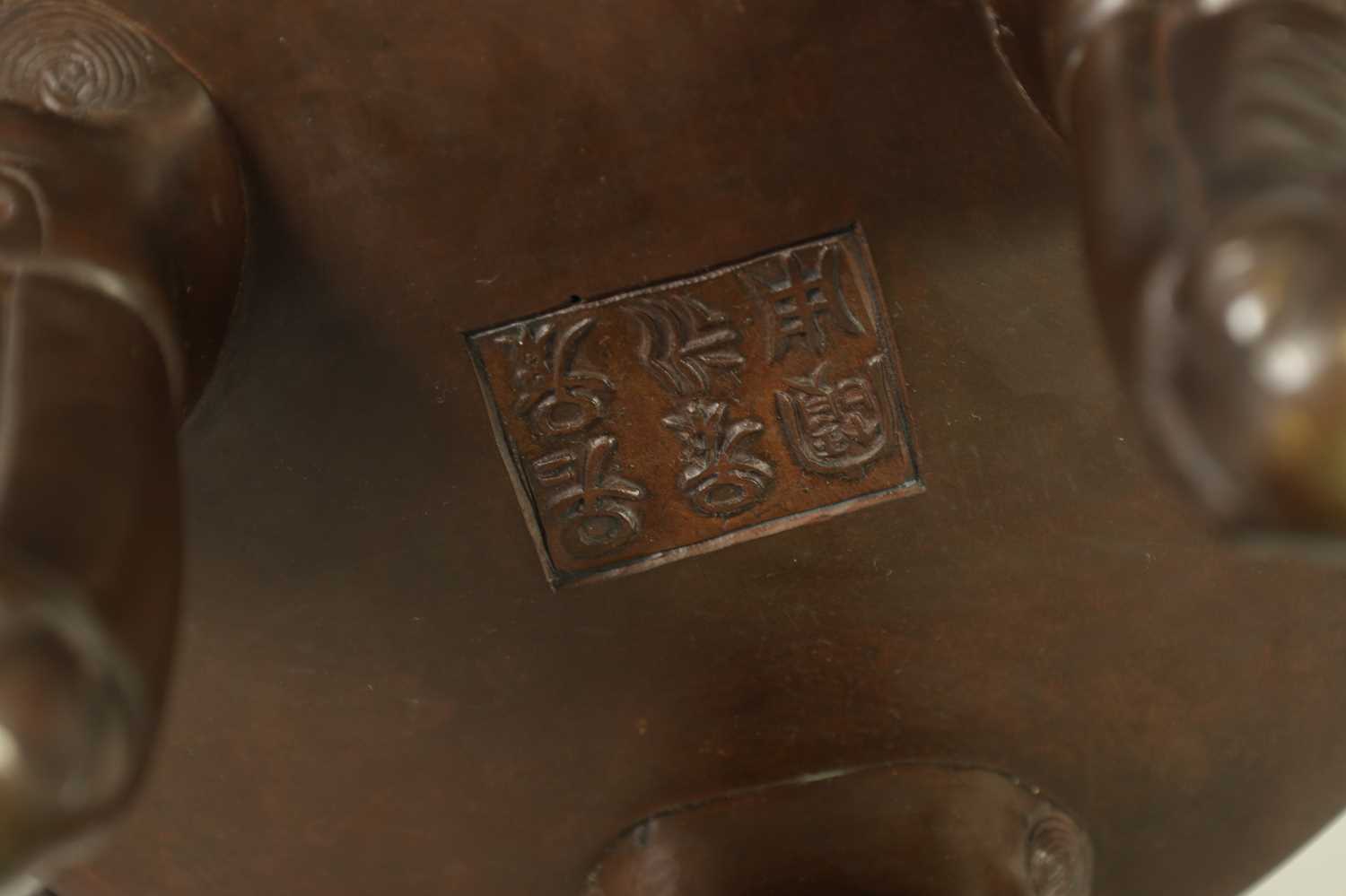 A 19TH CENTURY CHINESE BRONZE CENSER AND LID MOUNTED ON A HARDWOOD STAND - Image 16 of 31