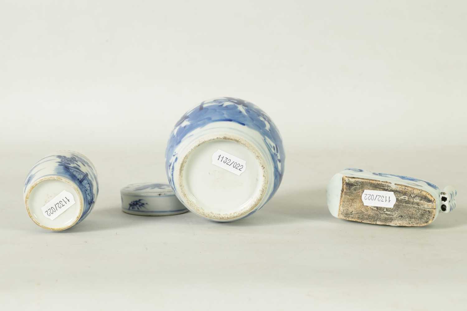 THREE PIECES OF CHINESE BLUE AND WHITE PORCELAIN - Image 8 of 11