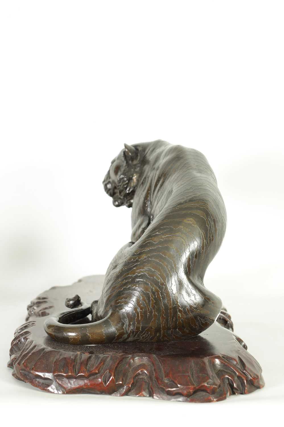 AN UNUSUAL JAPANESE MEIJI PERIOD BRONZE SCULPTURE OF A SEATED TIGER - Image 7 of 11