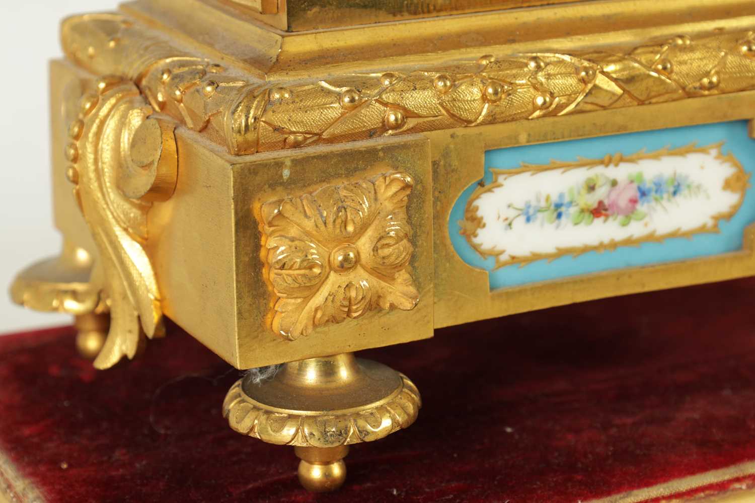 A LATE 19TH CENTURY FRENCH ORMOLU AND PORCELAIN PANELLED MANTEL CLOCK - Image 6 of 10