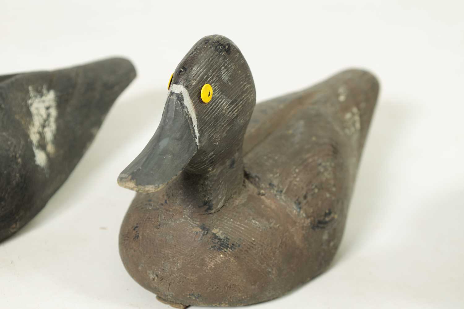 A COLLECTION OF SIX 19TH CENTURY PAINTED CARVED WOODEN DECOY DUCKS - Image 7 of 8