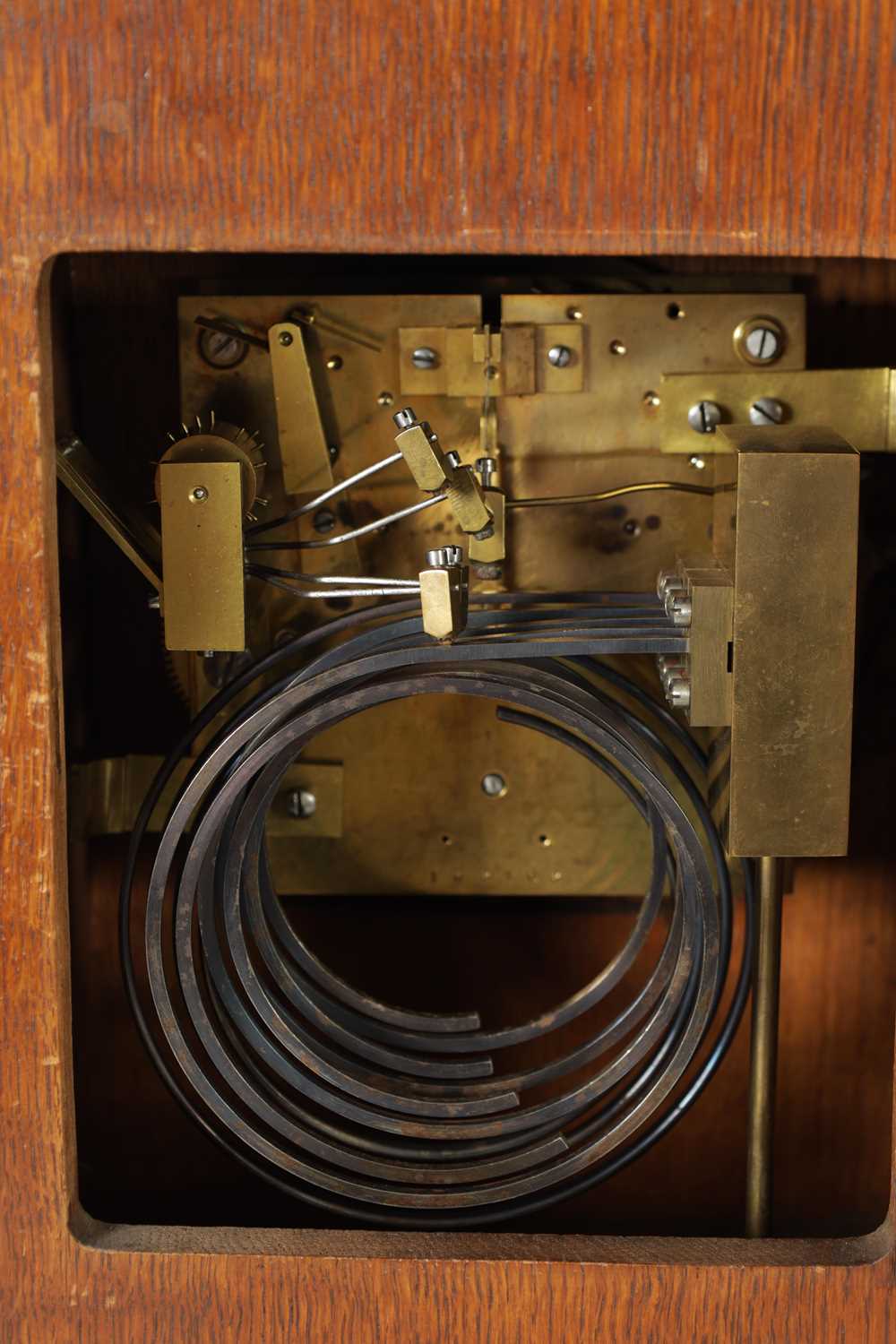 A GERMAN ART NOUVEAU OAK CASED INLAID QUARTER CHIMING BRACKET CLOCK - Image 6 of 7