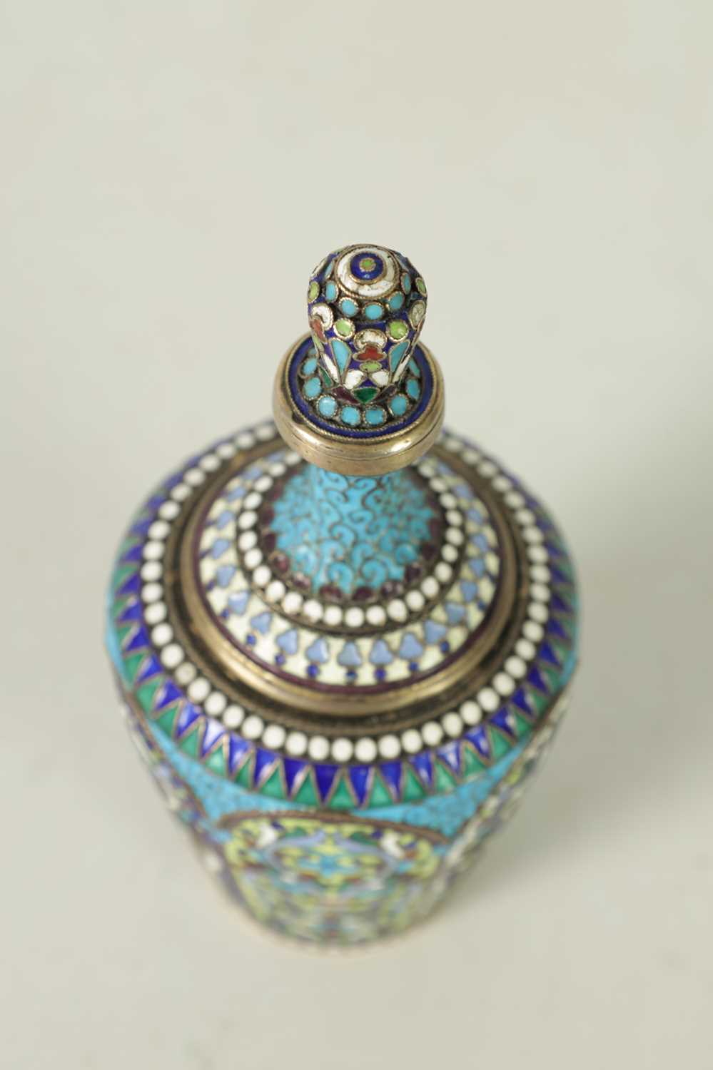 A 19TH-CENTURY RUSSIAN SILVER AND JEWELLED CLOISONNE ENAMEL BOTTLE VASE - Image 5 of 10