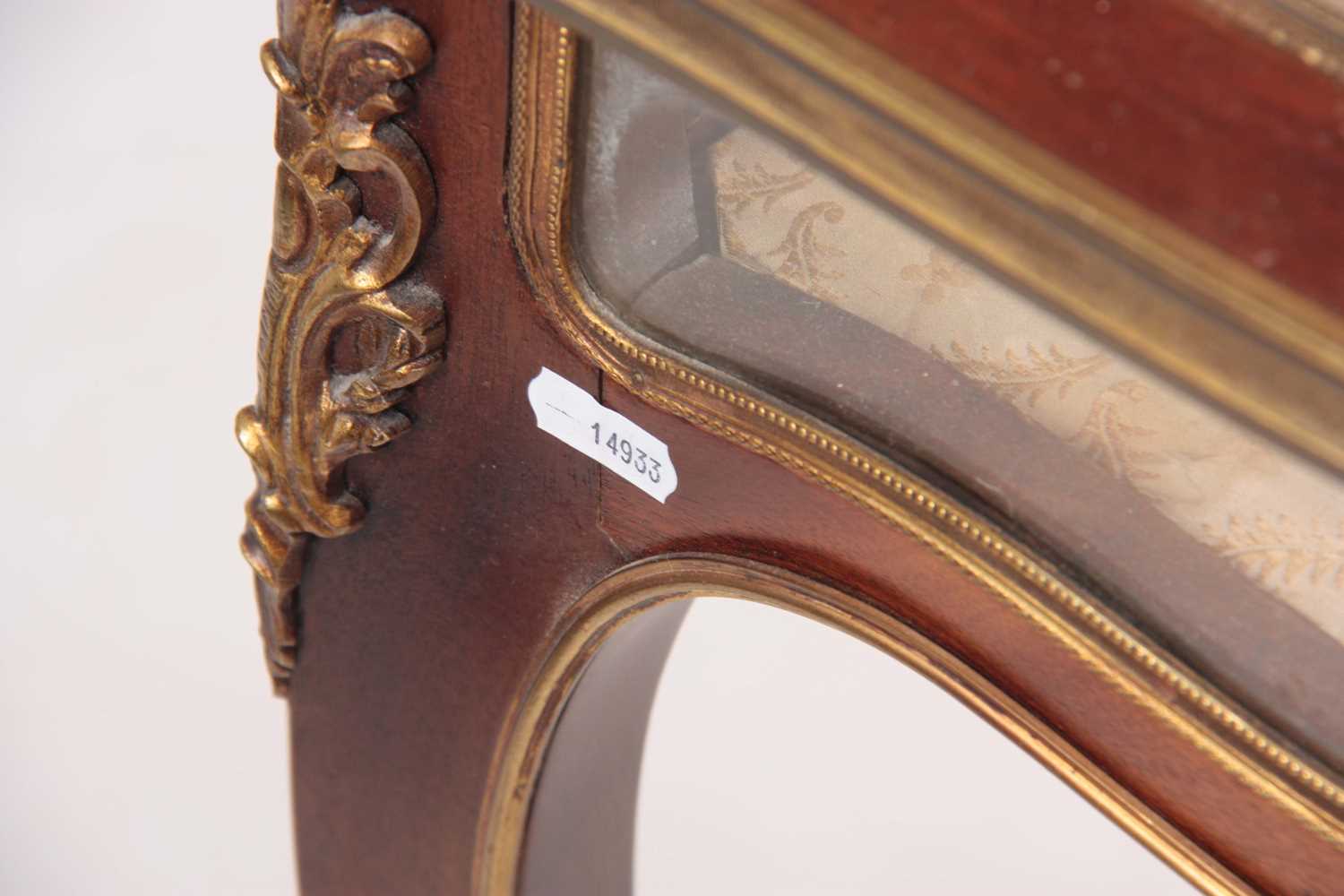 A 19TH CENTURY ORMOLU MOUNTED SERPENTINE SHAPED MAHOGANY BIJOUTERIE TABLE - Image 4 of 8