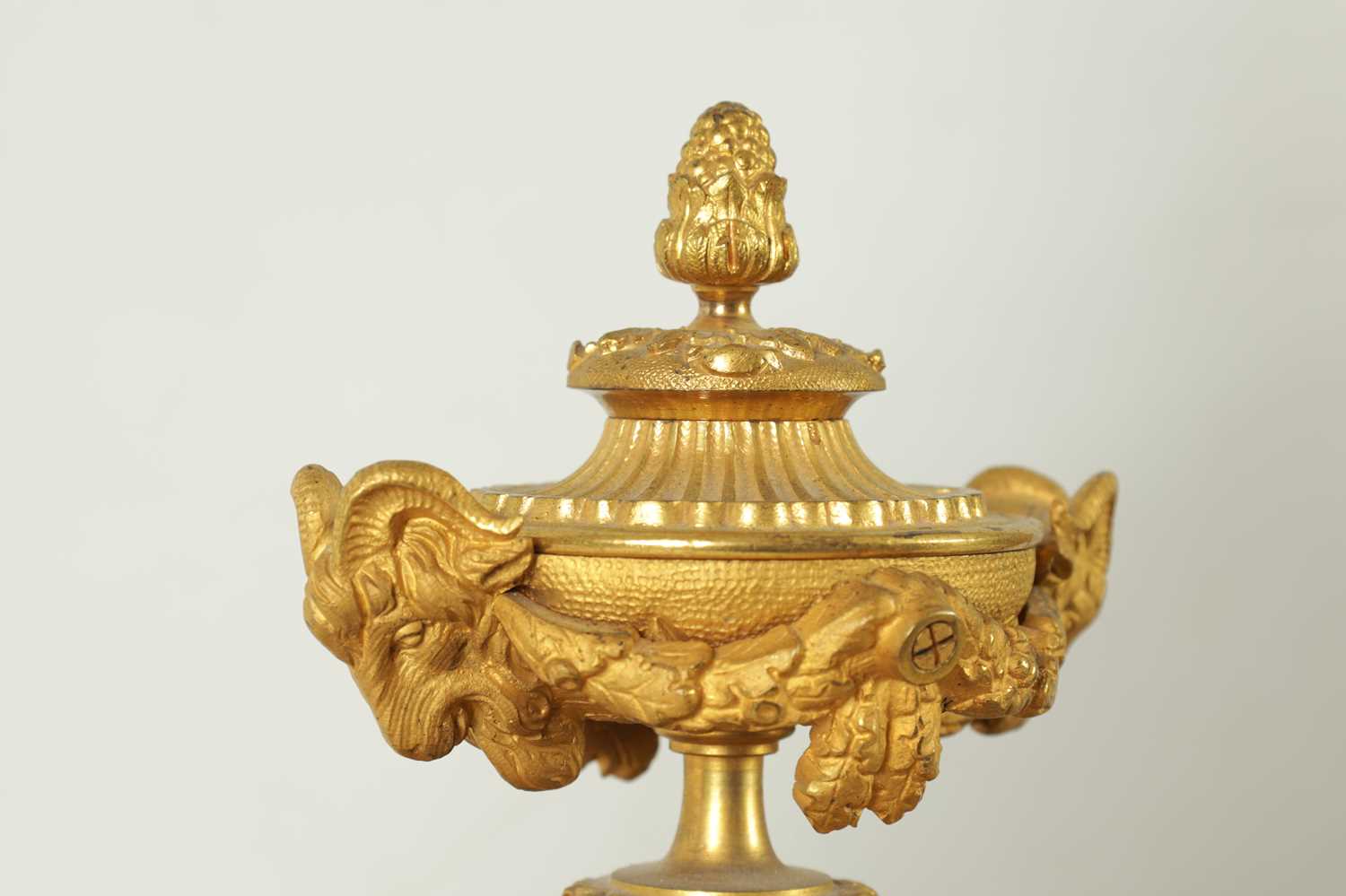 A LATE 19TH CENTURY FRENCH ORMOLU AND PORCELAIN PANELLED MANTEL CLOCK - Image 3 of 10