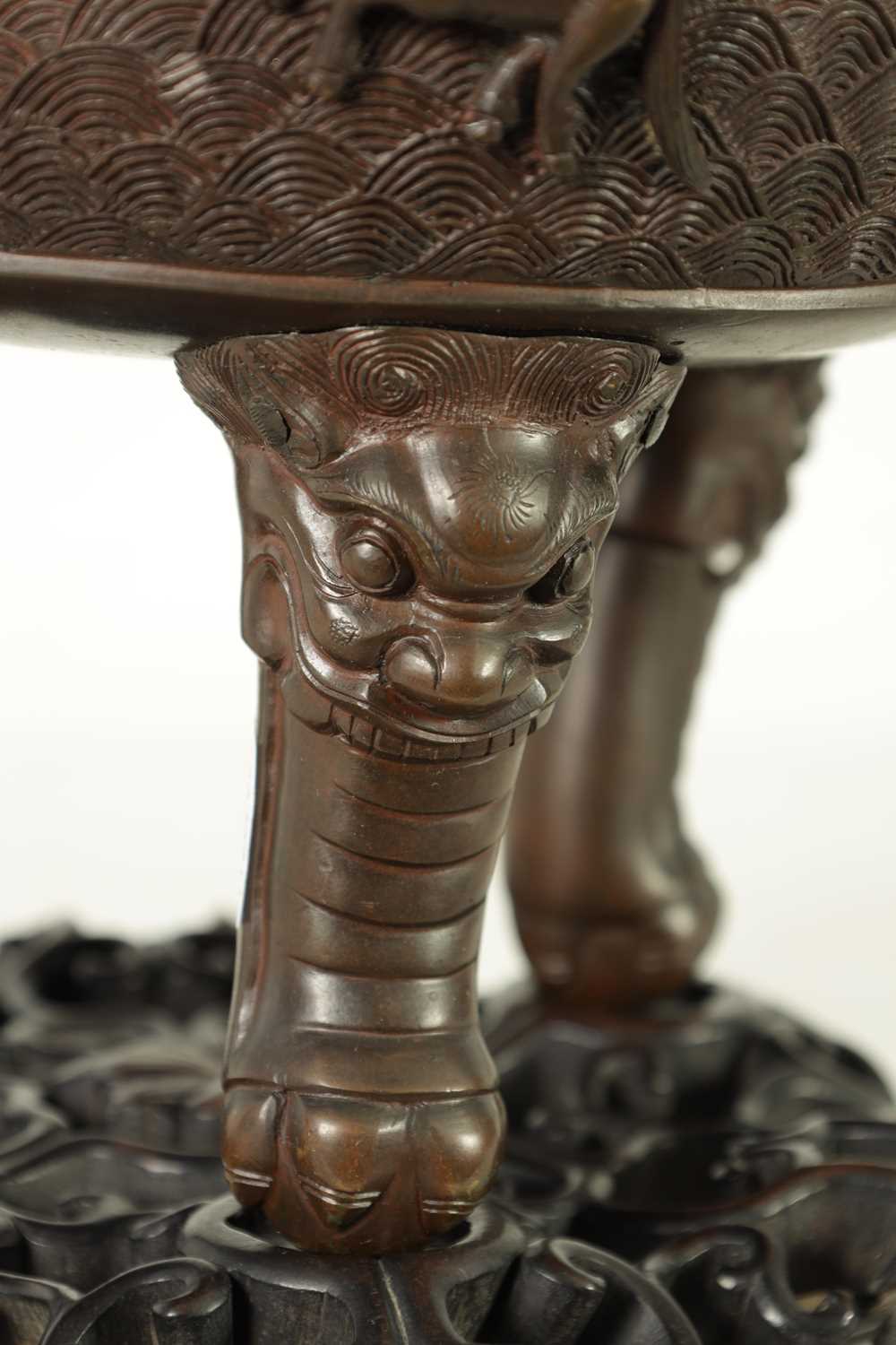 A 19TH CENTURY CHINESE BRONZE CENSER AND LID MOUNTED ON A HARDWOOD STAND - Image 7 of 31