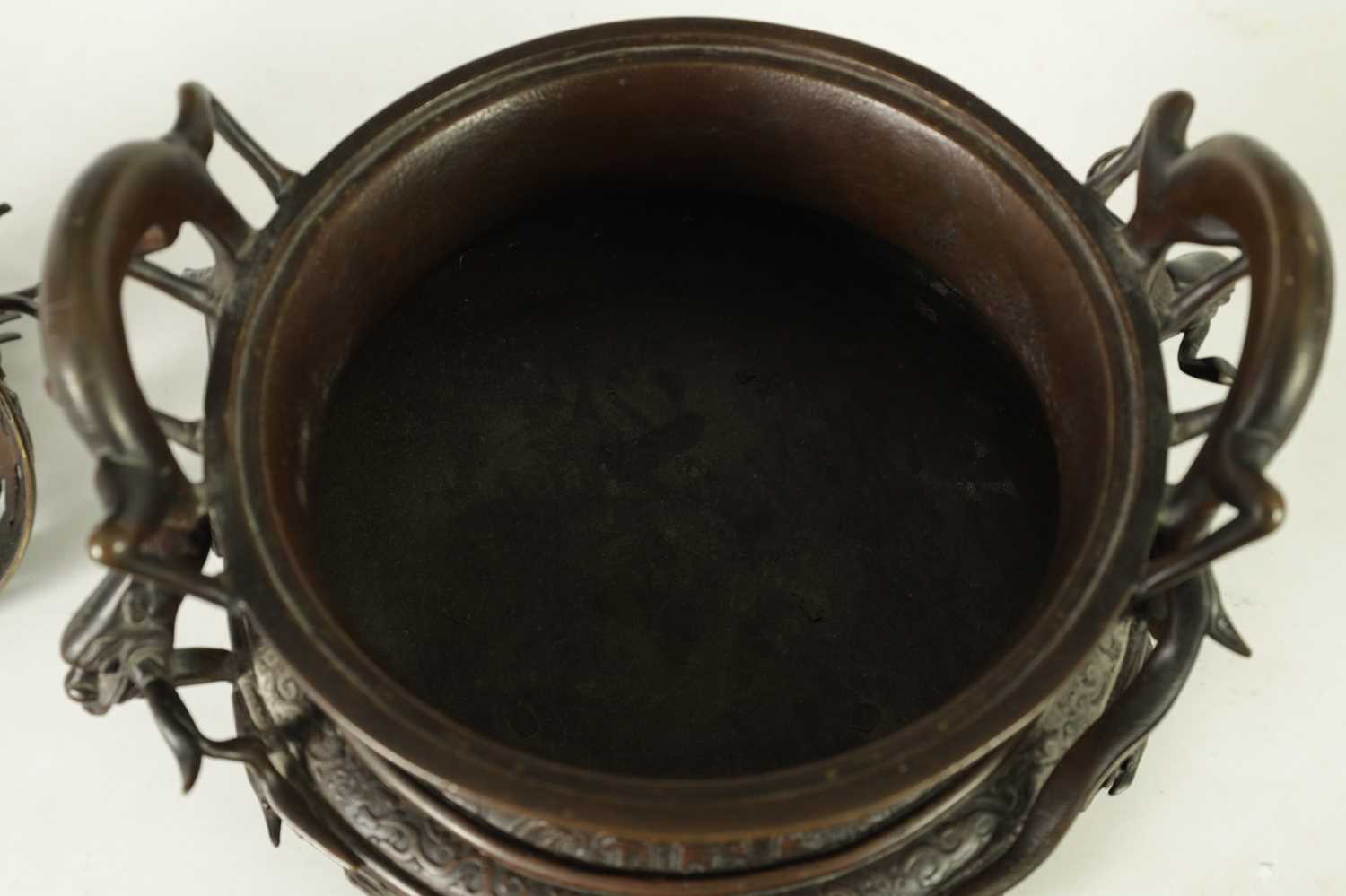 A 19TH CENTURY CHINESE BRONZE CENSER AND LID MOUNTED ON A HARDWOOD STAND - Image 14 of 31