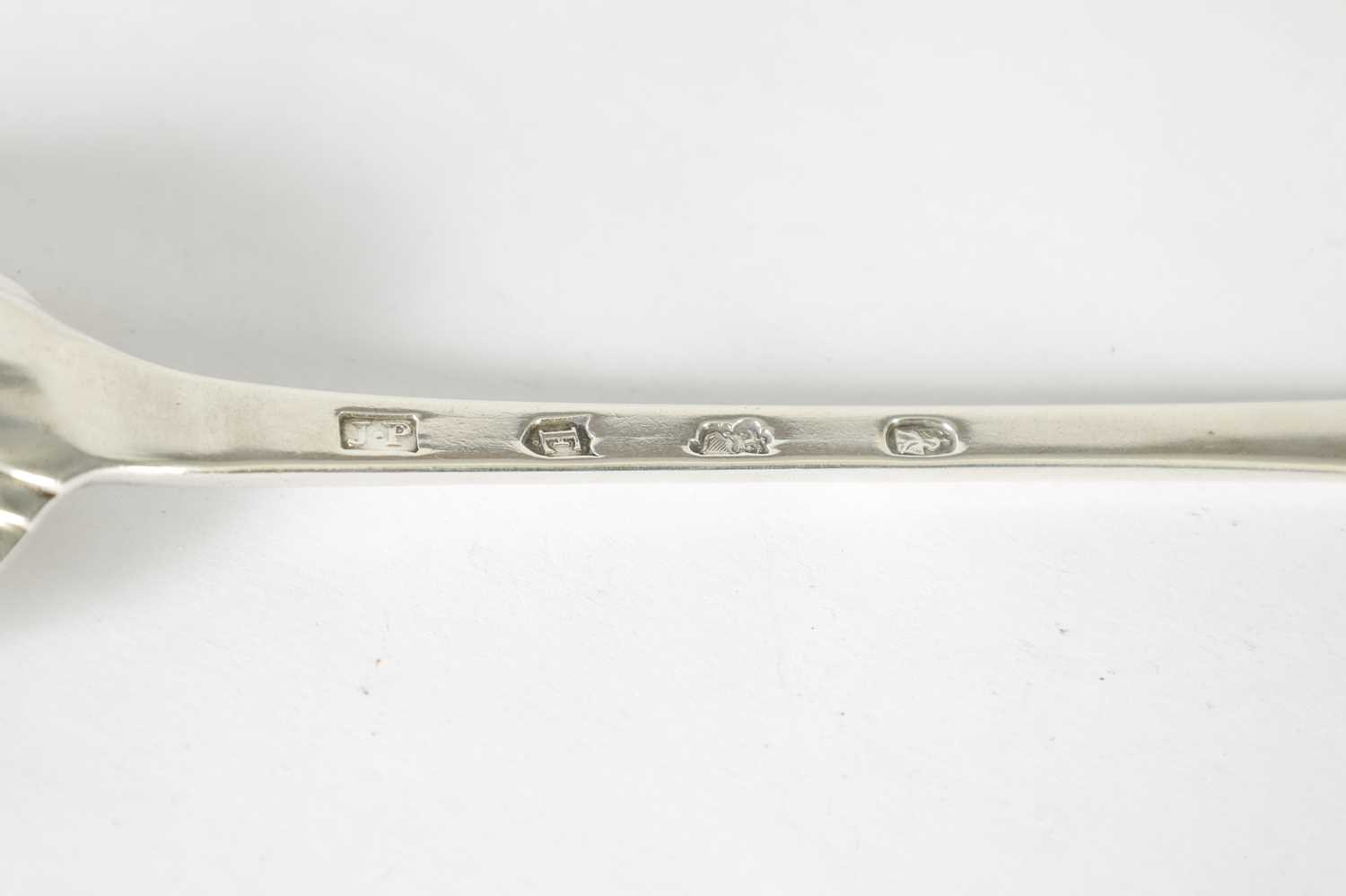 A LATE 18TH-CENTURY IRISH SILVER SERVING SPOON - Image 5 of 6