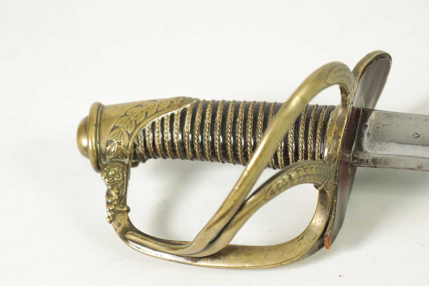 A 19TH CENTURY FRENCH CAVALRY SWORD - Image 4 of 8