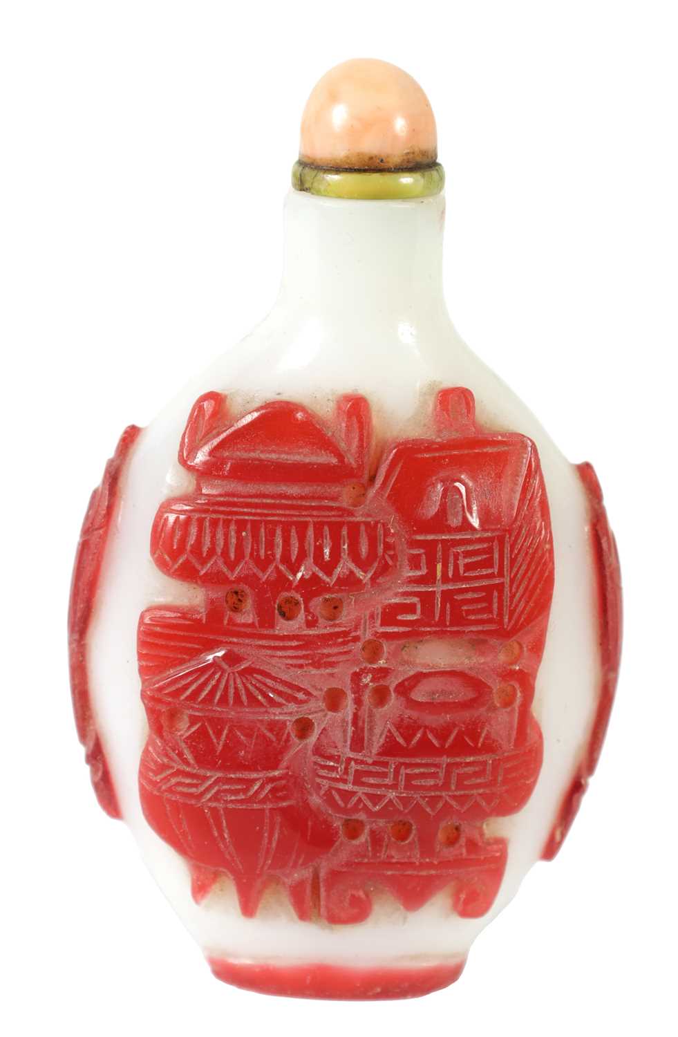 A 19TH CENTURY CHINESE MILK GLASS AND CARVED RED CAMEO FLATTENED OVOID SNUFF BOTTLE - Image 3 of 6