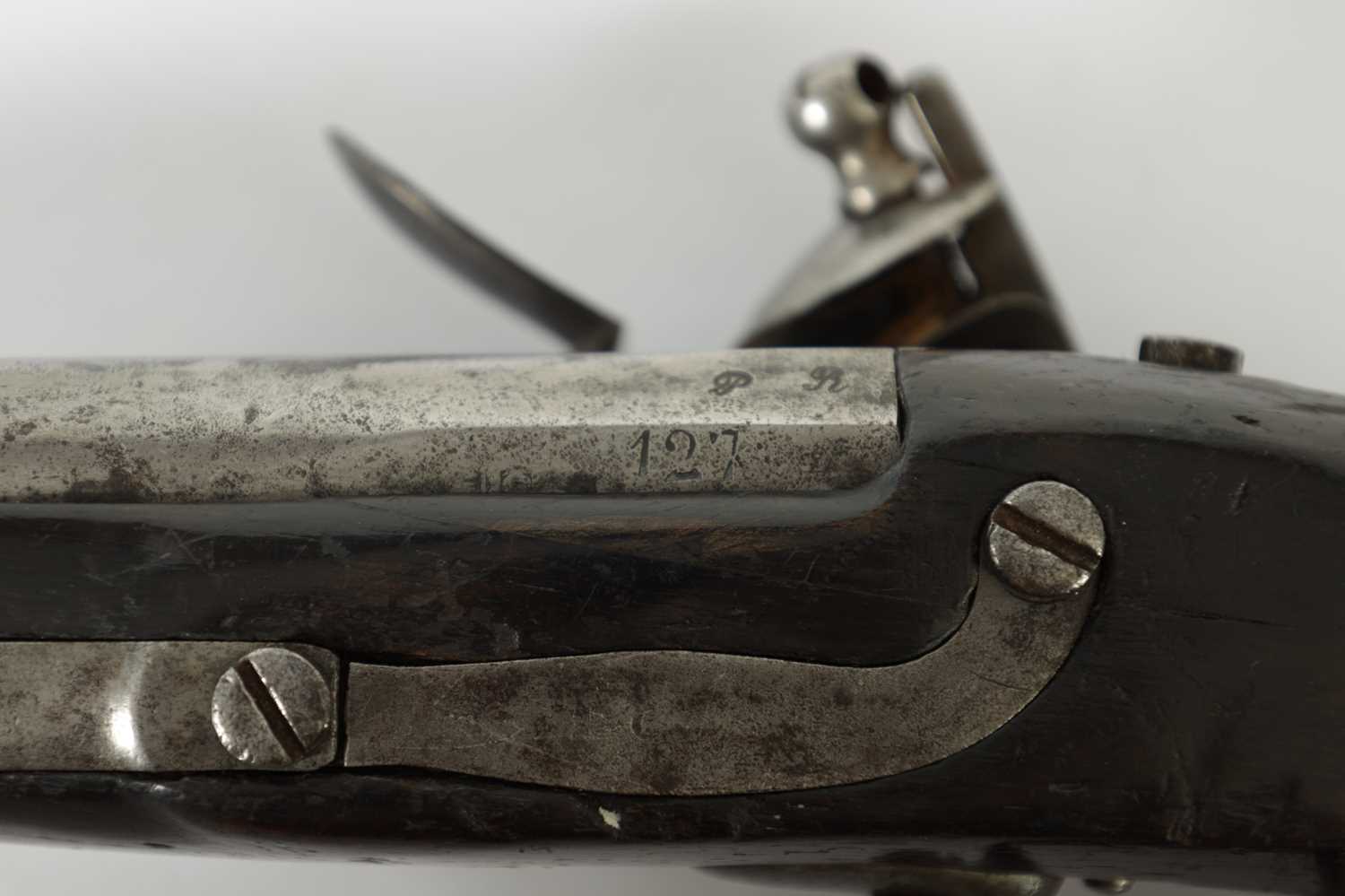 AN EARLY 19TH CENTURY FRENCH FLINTLOCK SERVICE PISTOL SIGNED MAUBEUGE - Image 5 of 7