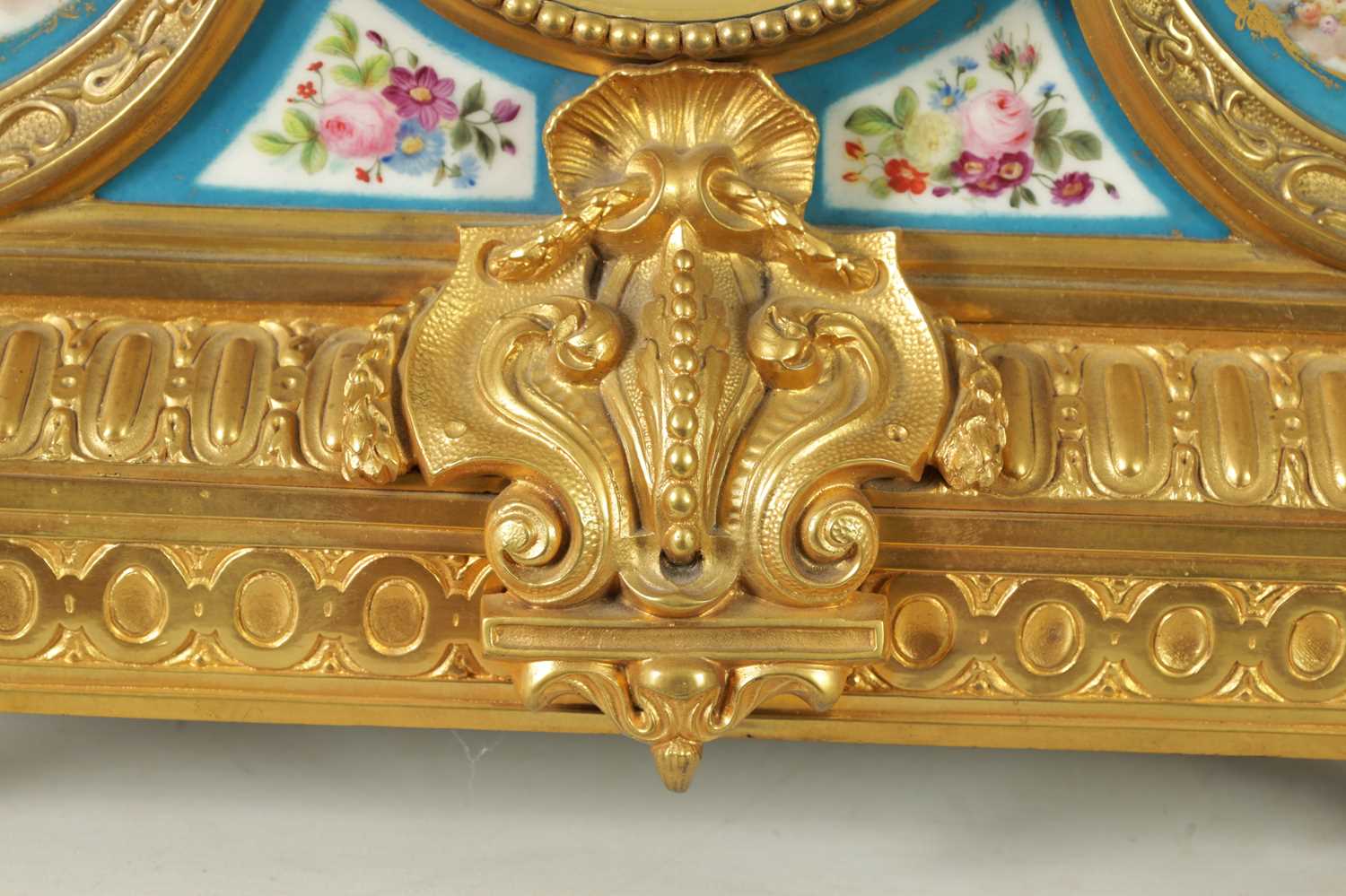 CHARLES OUDIN, A PARIS. A LATE 19TH CENTURY FRENCH ORMOLU AND PORCELAIN PANELLED MANTEL CLOCK - Image 7 of 11