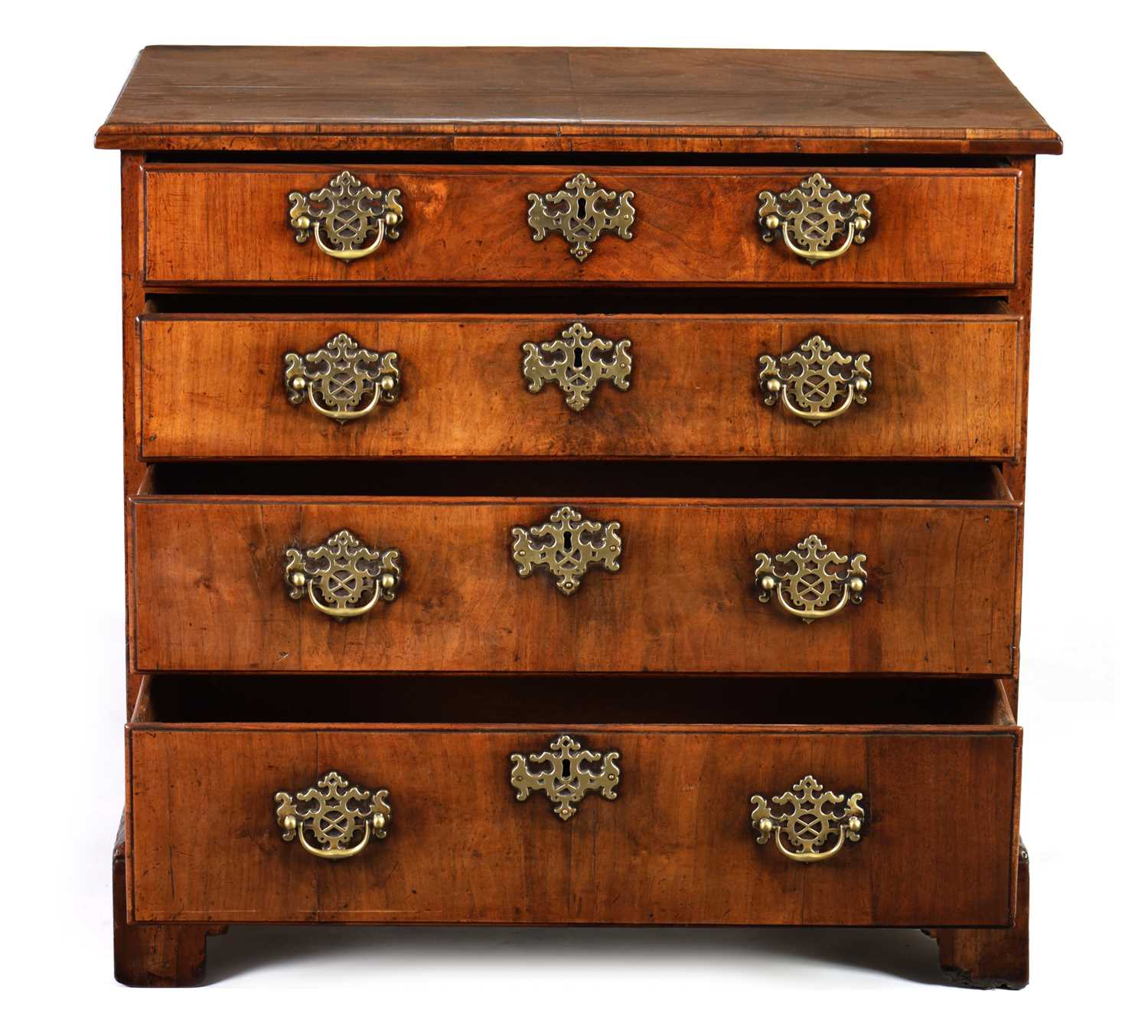 A GEORGE II WALNUT CHEST OF DRAWERS - Image 3 of 5