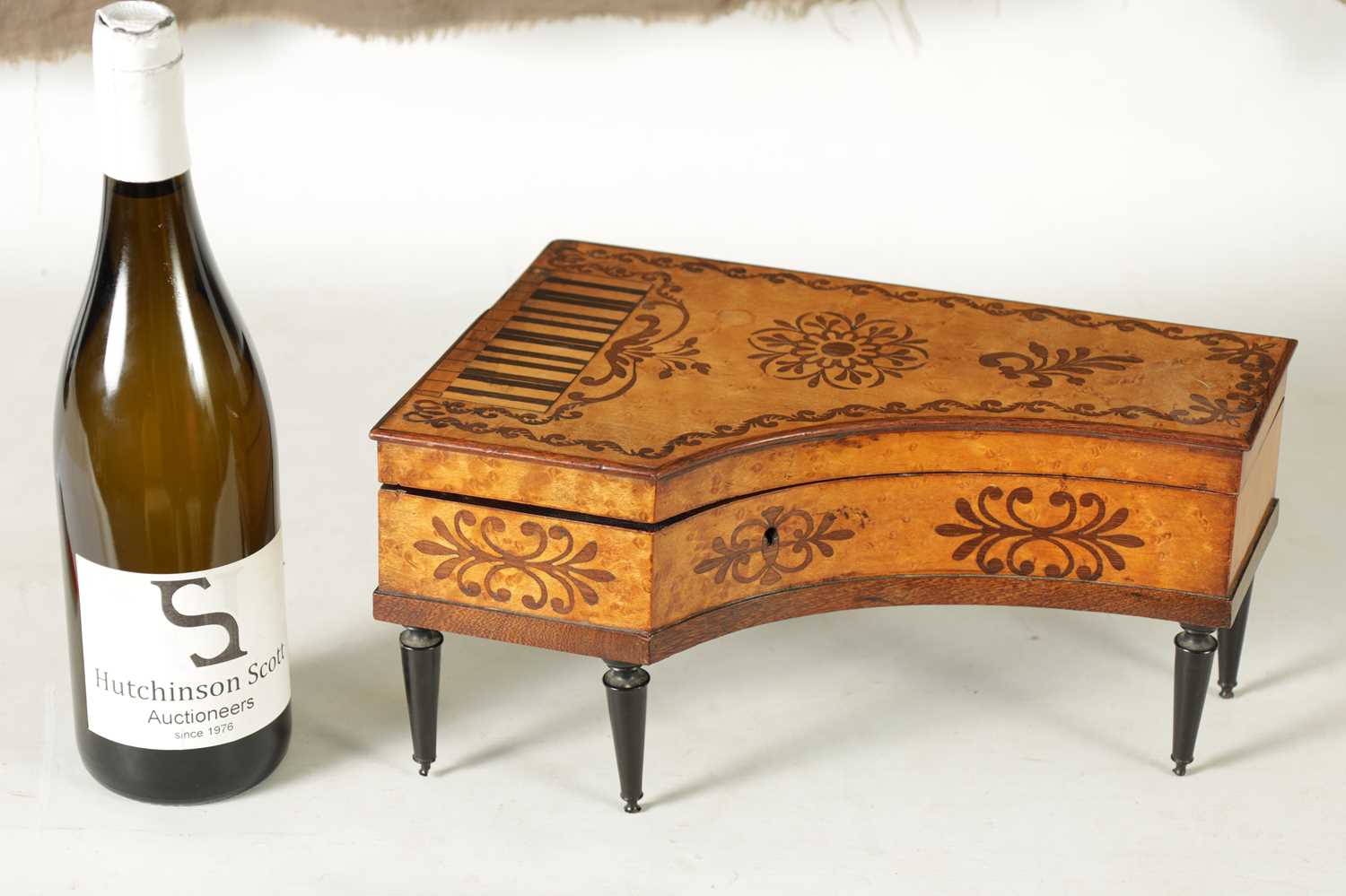 A MID 19TH CENTURY FRENCH MUSICAL INLAID SEWING BOX - Image 8 of 11