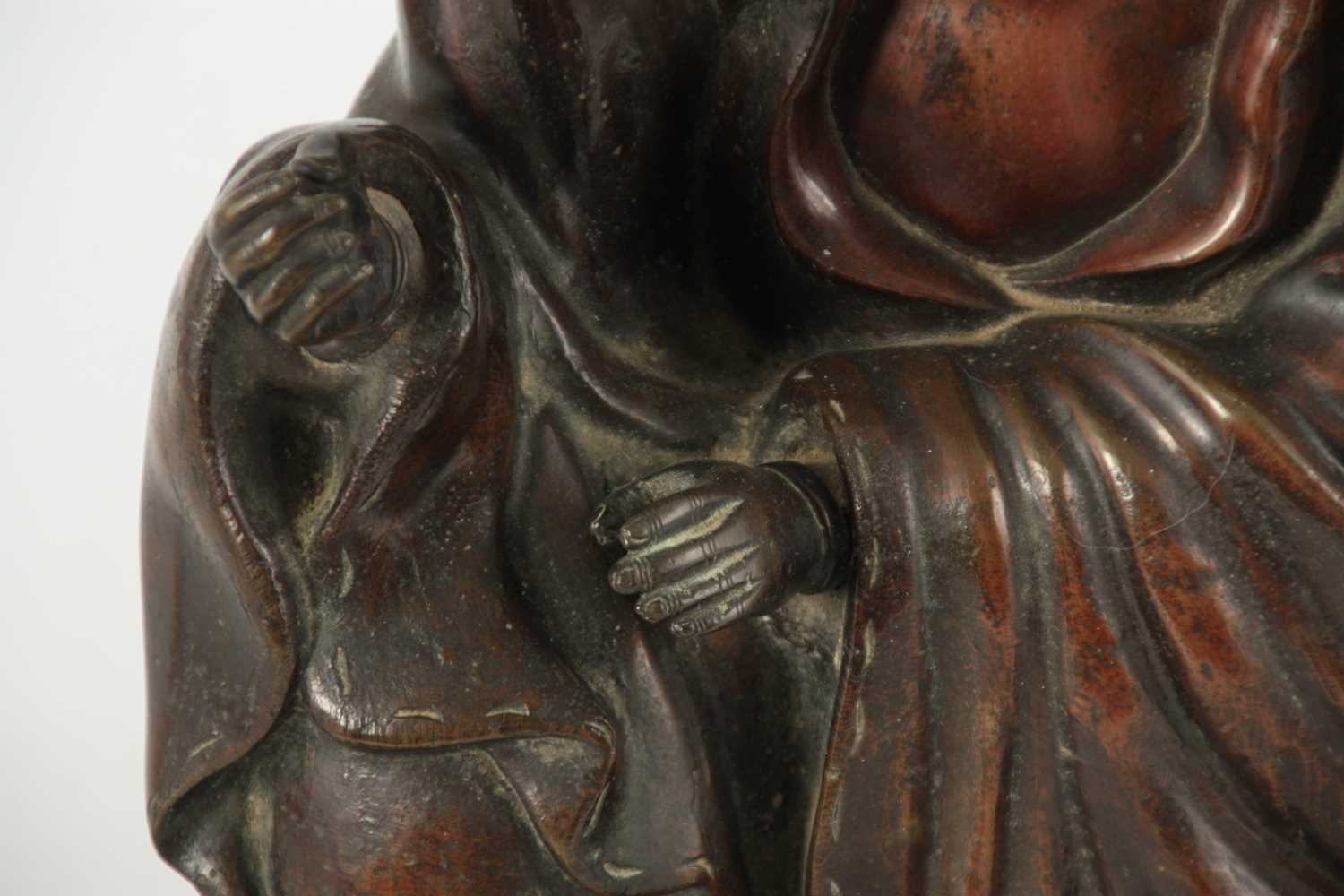 A 19TH CENTURY CHINESE BRONZE FIGURE OF GUANYIN - Image 4 of 5