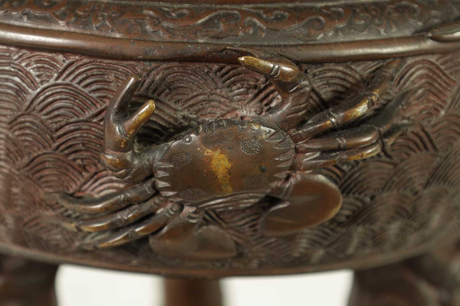 A 19TH CENTURY CHINESE BRONZE CENSER AND LID MOUNTED ON A HARDWOOD STAND - Image 10 of 31