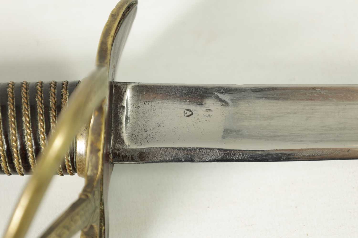 A 19TH CENTURY FRENCH CAVALRY SWORD - Image 6 of 8