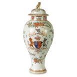 AN EARLY 20TH CENTURY SAMSON ARMORIAL LIDDED VASE