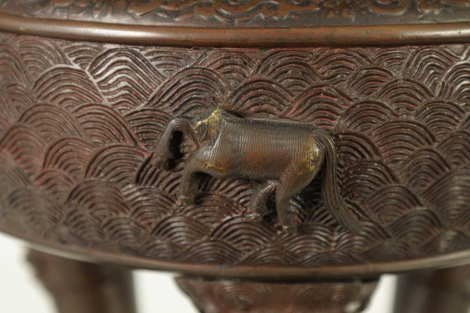 A 19TH CENTURY CHINESE BRONZE CENSER AND LID MOUNTED ON A HARDWOOD STAND - Image 6 of 31