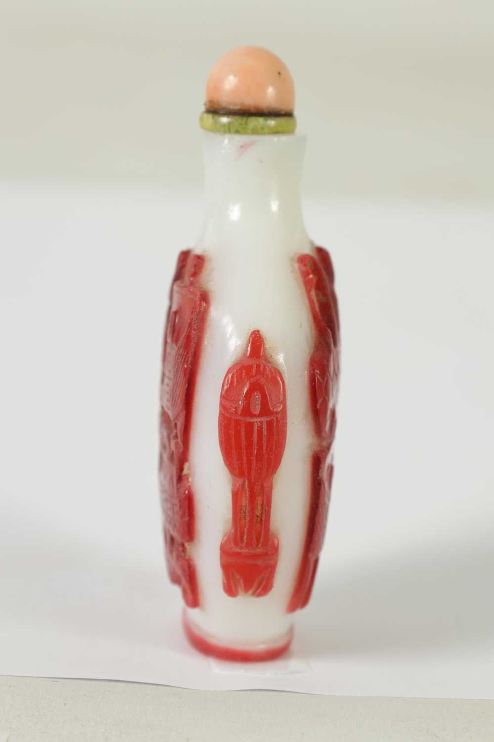 A 19TH CENTURY CHINESE MILK GLASS AND CARVED RED CAMEO FLATTENED OVOID SNUFF BOTTLE - Image 2 of 6