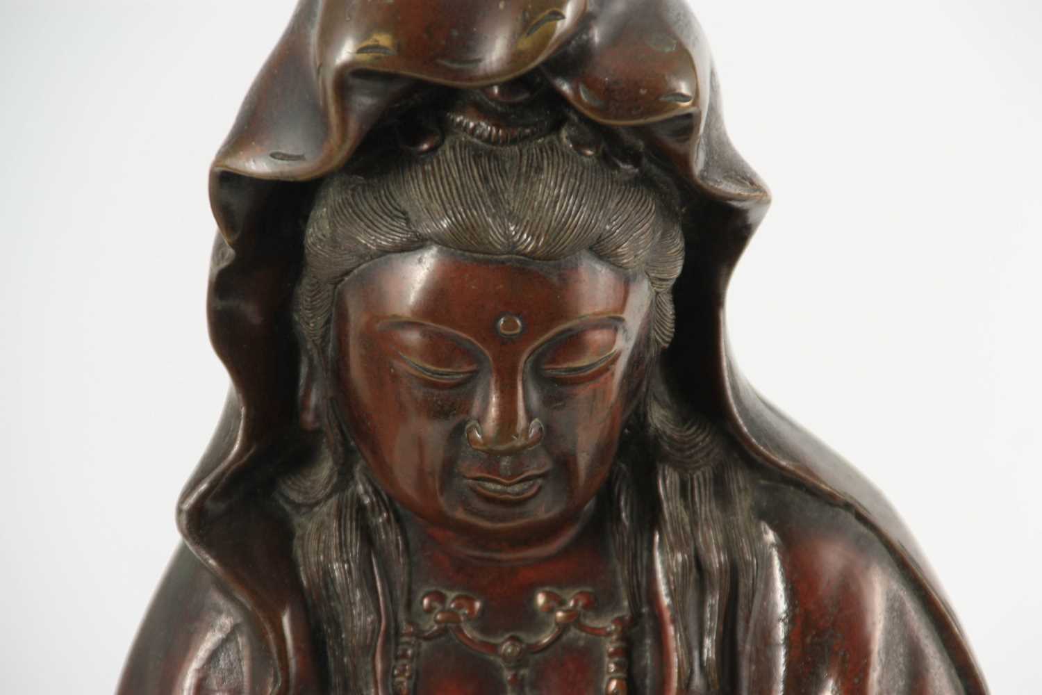 A 19TH CENTURY CHINESE BRONZE FIGURE OF GUANYIN - Image 3 of 5