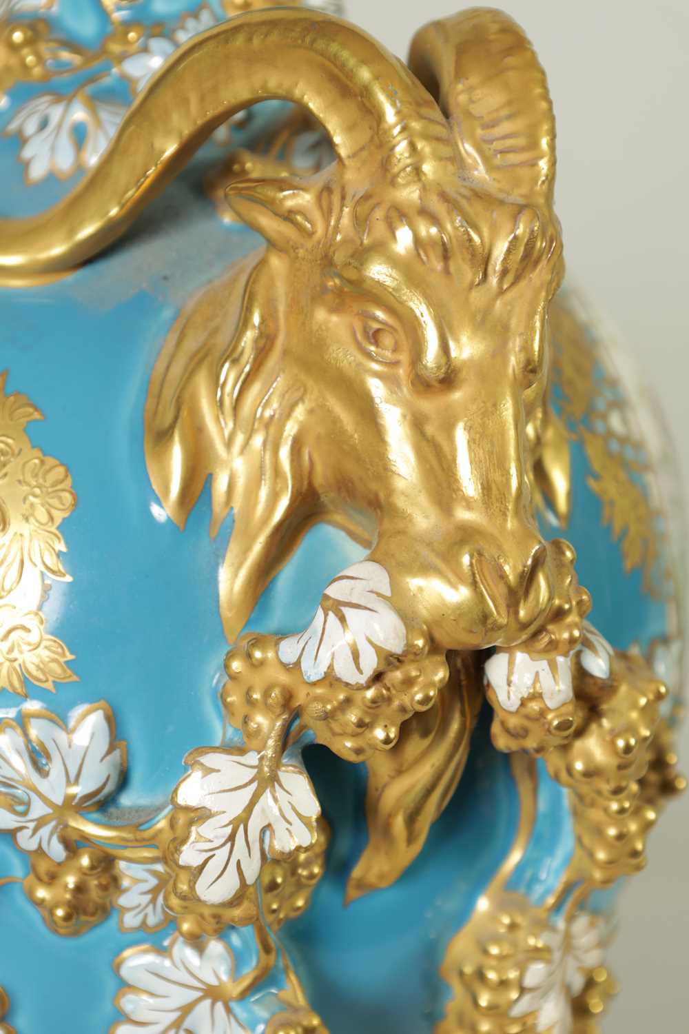 A PAIR OF 19TH CENTURY SEVRES STYLE ORMOLU MOUNTED VASES AND COVERS - Image 6 of 11