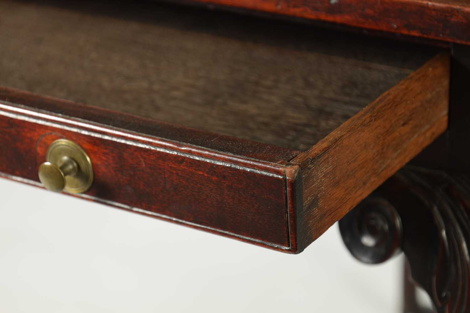 AN EARLY GEORGE III FIGURED MAHOGANY TEA TABLE POSSIBLY IRISH - Image 6 of 8