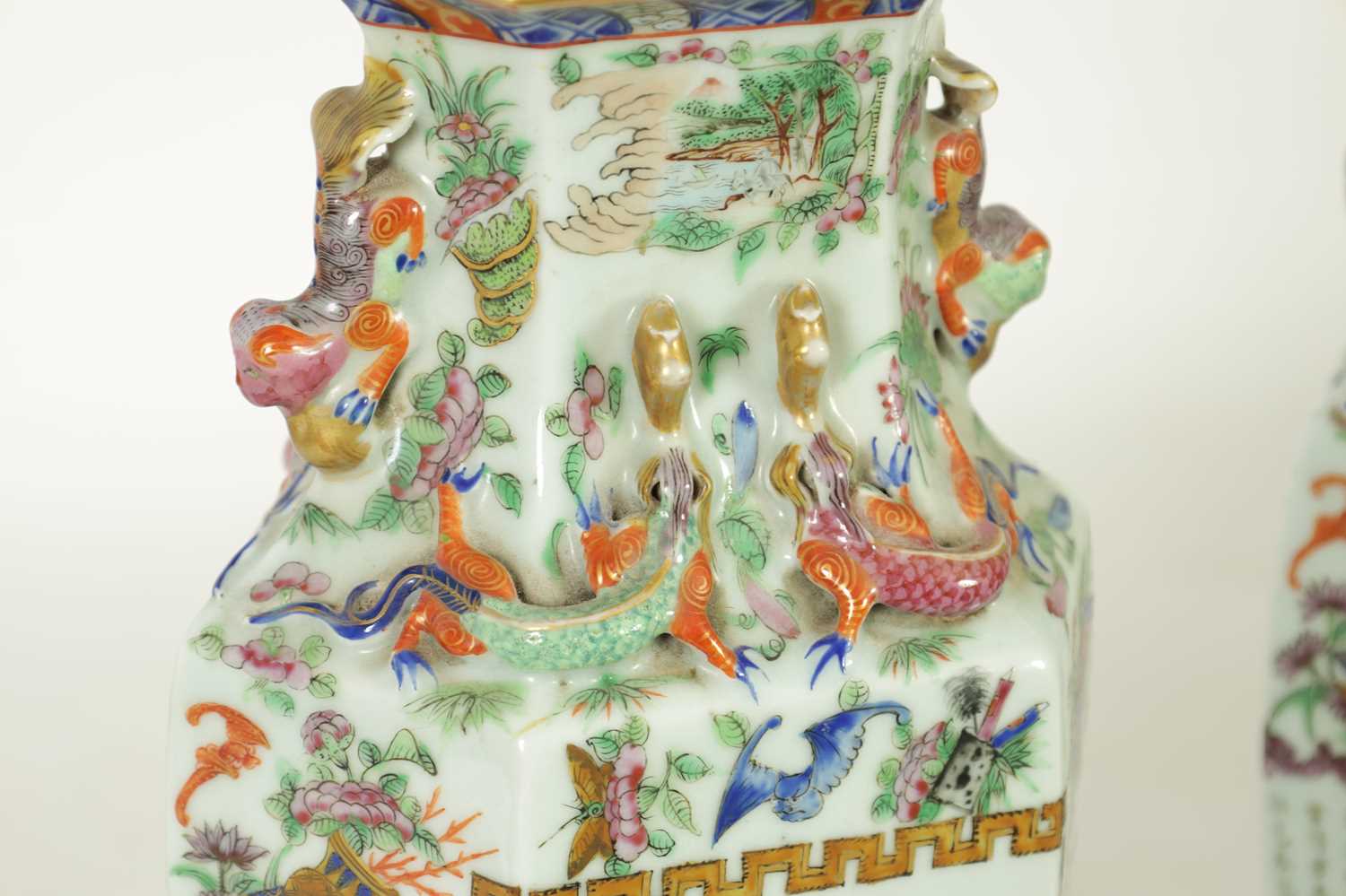 A PAIR 19TH CENTURY CHINESE CANTON FAMILLE ROSE SHAPED RECTANGULAR POLYCHROME VASES - Image 5 of 15