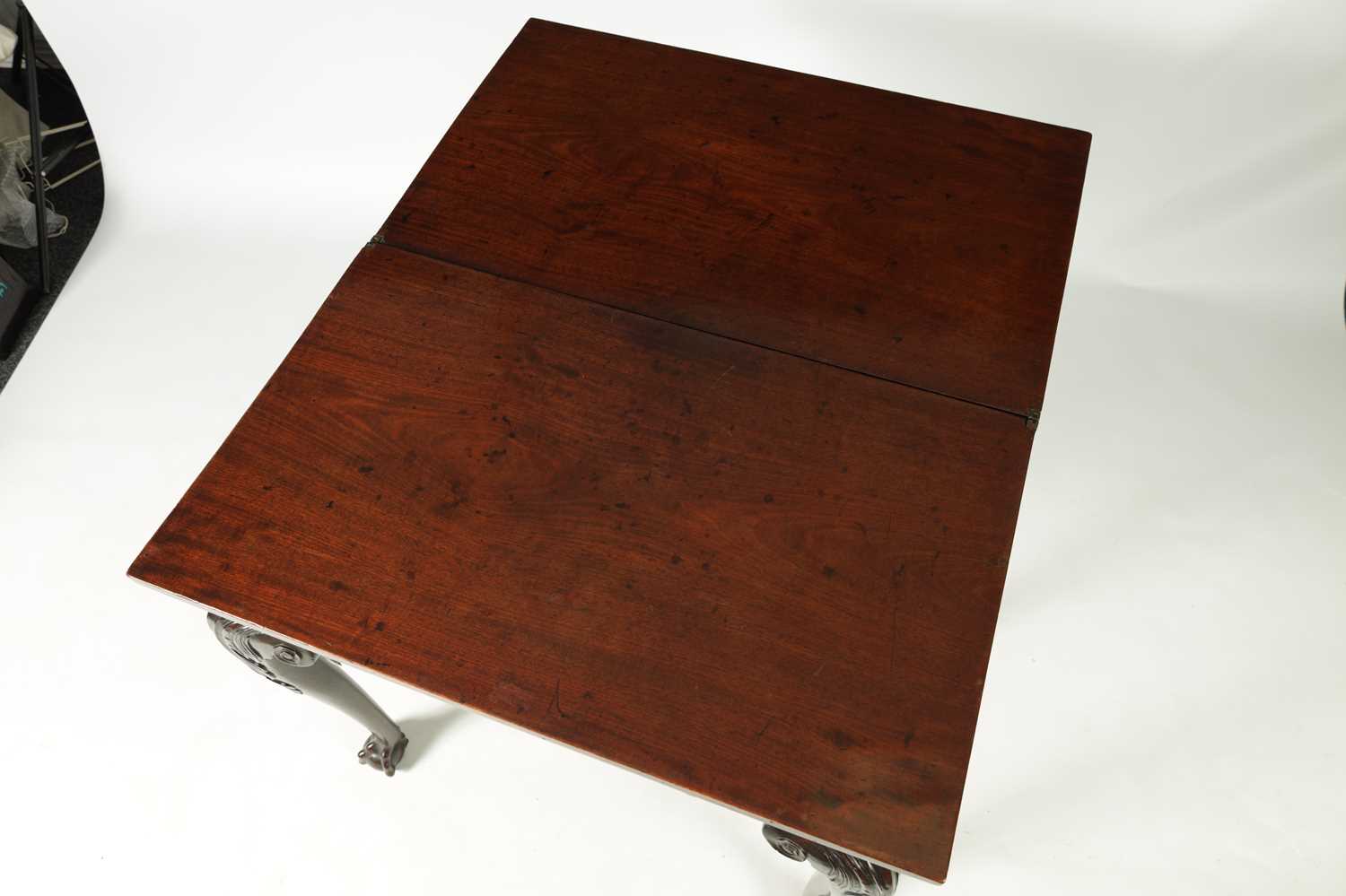 AN EARLY GEORGE III FIGURED MAHOGANY TEA TABLE POSSIBLY IRISH - Image 4 of 8