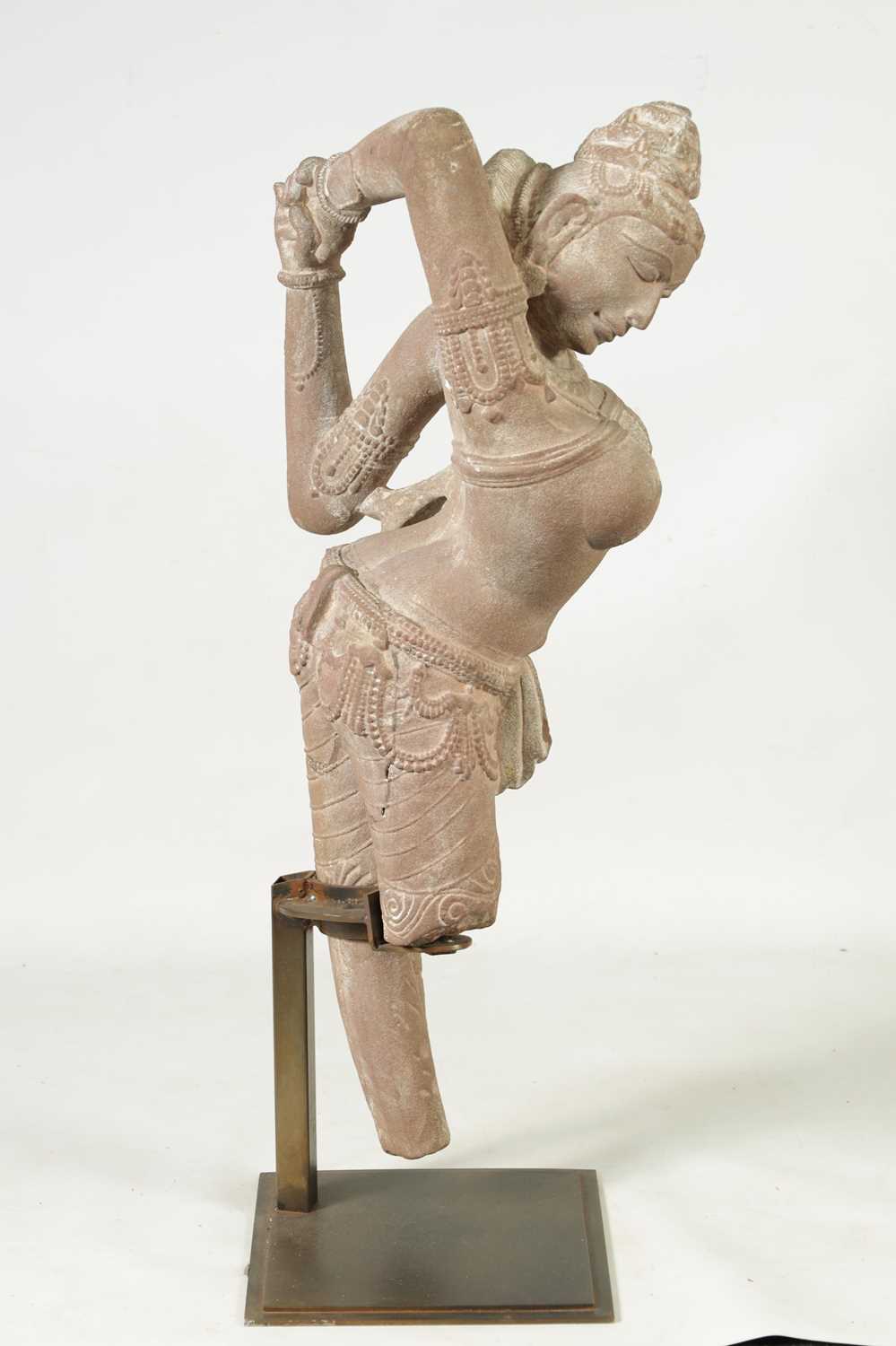 A 12TH CENTURY CARVED RED SANDSTONE NORTHERN INDIAN APSARA FIGURE - Image 5 of 14