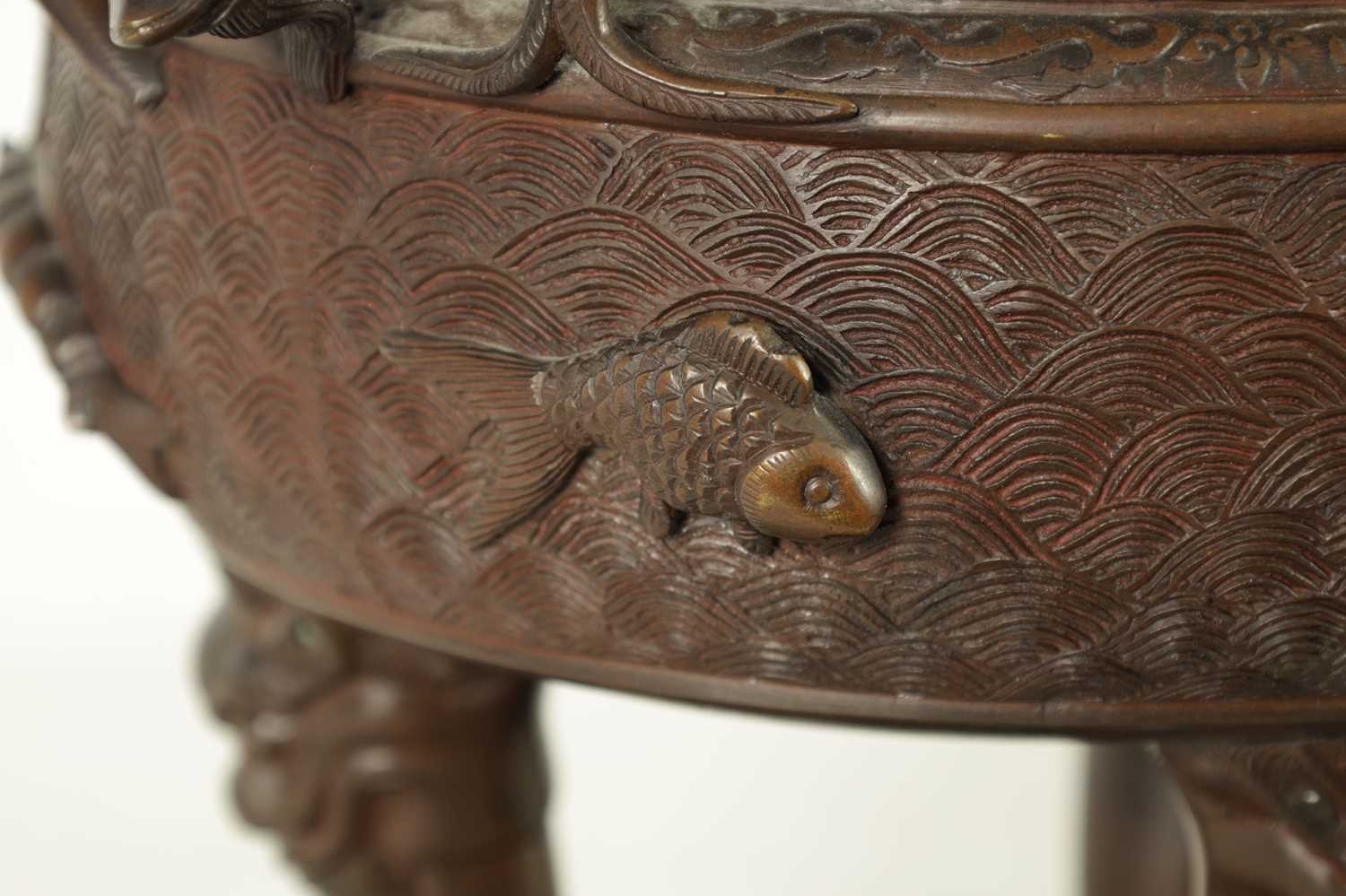 A 19TH CENTURY CHINESE BRONZE CENSER AND LID MOUNTED ON A HARDWOOD STAND - Image 5 of 31