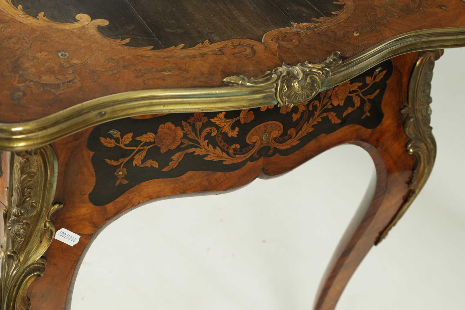 A GOOD 19TH CENTURY WALNUT, MARQUETRY AND MOTHER OF PEARL INLAID ENGLISH SERPENTINE ORMOLU MOUNTED T - Image 4 of 8