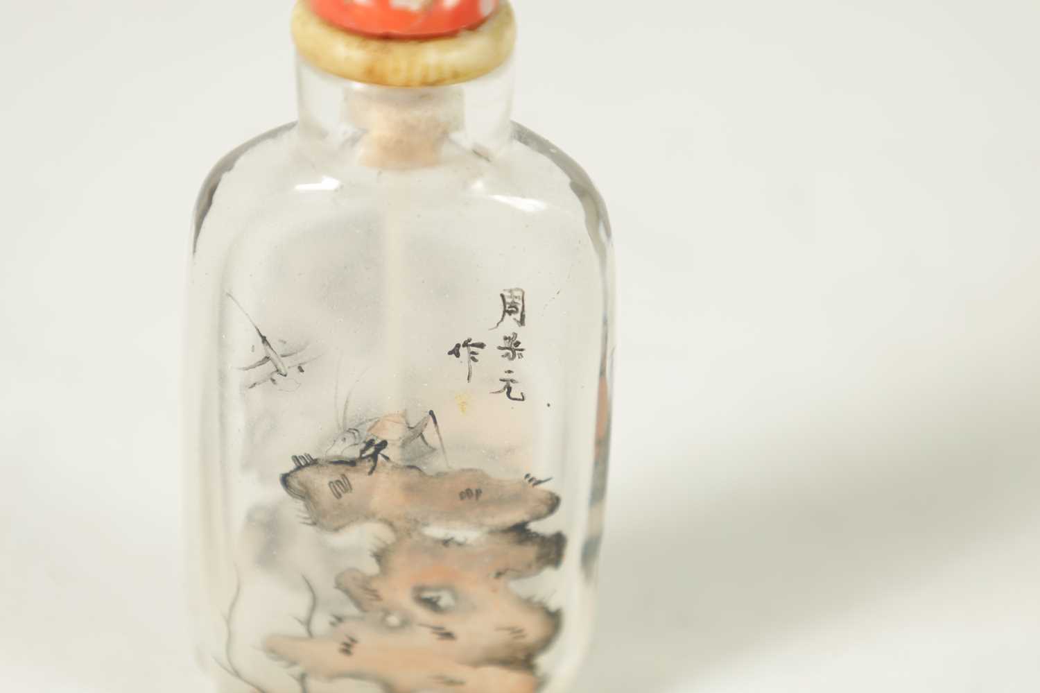 A 19TH CENTURY CHINESE FLATTENED CLEAR GLASS SNUFF BOTTLE - Image 4 of 4
