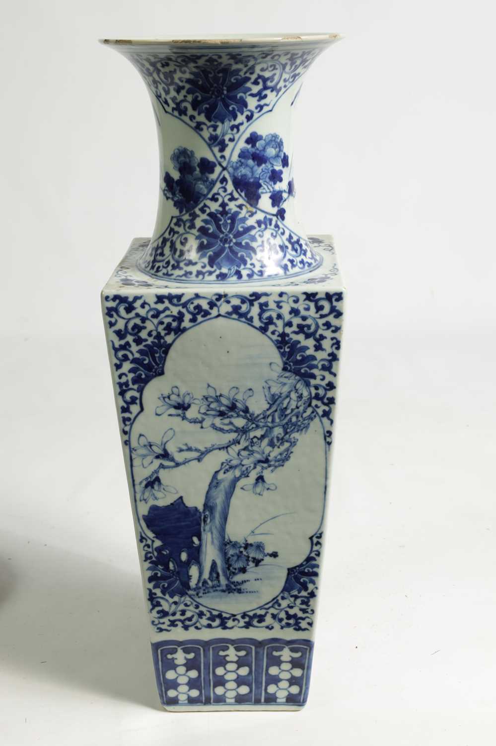 A GOOD 18TH/19TH CENTURY CHINESE BLUE AND WHITE PORCELAIN SQUARE TAPERING VASE - Image 10 of 19