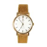 A GENTLEMAN’S 9CT GOLD OMEGA WRISTWATCH ON 18CT GOLD BRACELET