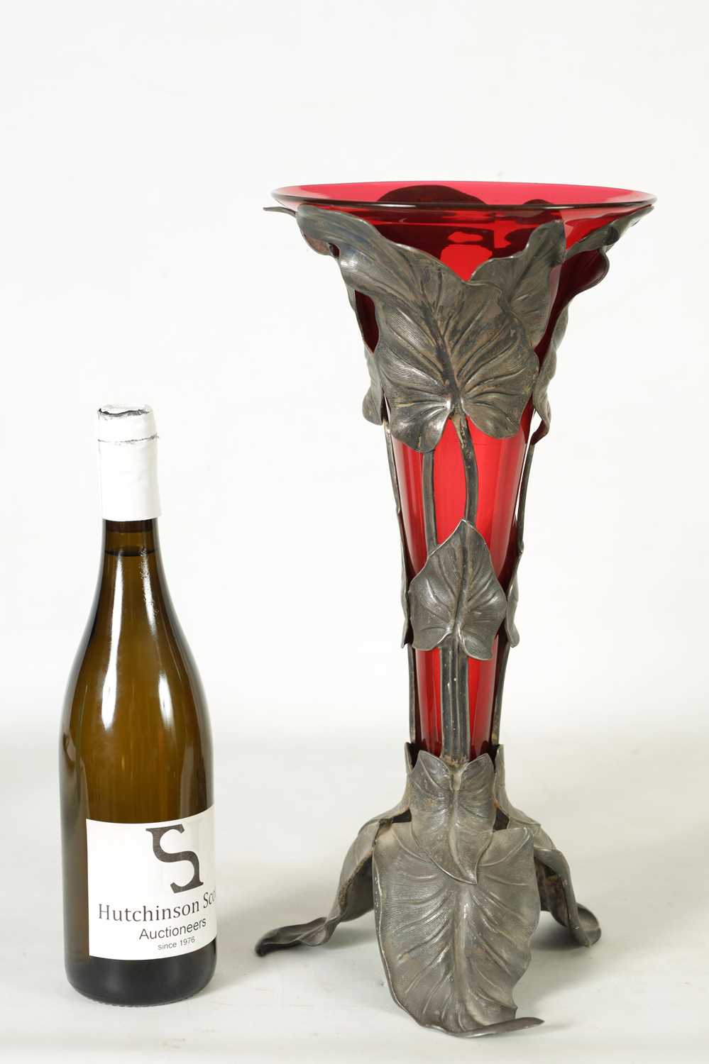 A STYLISH ART NOUVEAU PEWTER AND CRANBERRY GLASS ORCHID VASE - Image 3 of 5