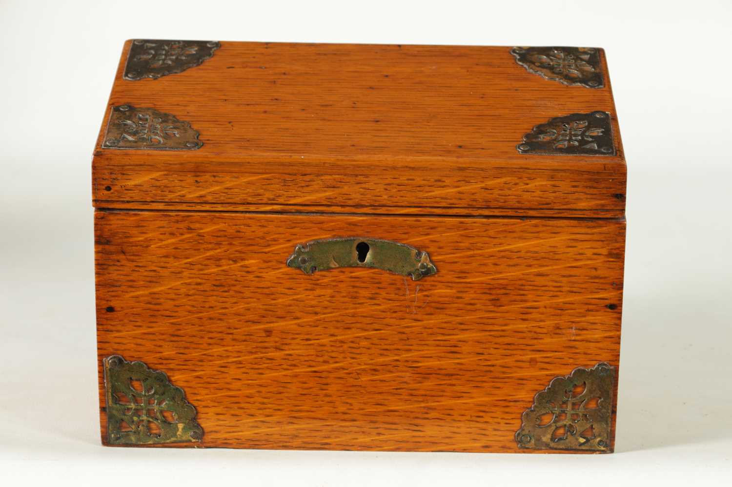 A 19TH CENTURY OAK AND BRASS MOUNTED STATIONARY BOX - Image 4 of 12