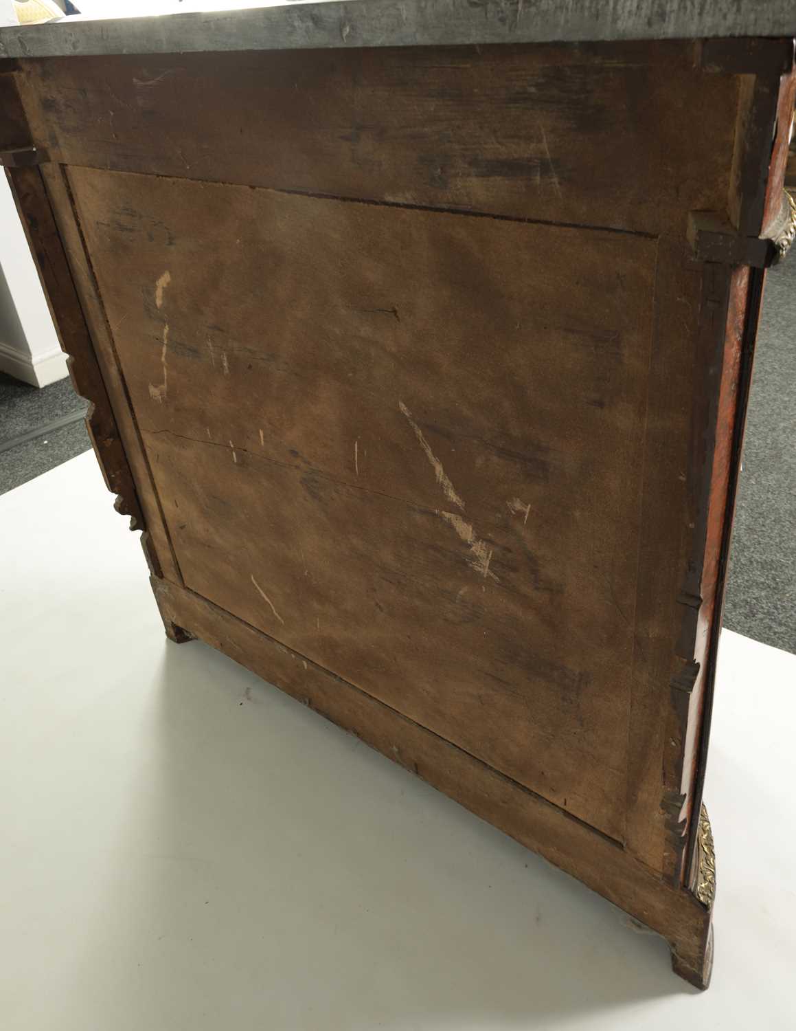 A FINE 19TH CENTURY ORMOLU MOUNTED WALNUT AND FLORAL MARQUETRY INLAID SERPENTINE SIDE CABINET - Image 14 of 16